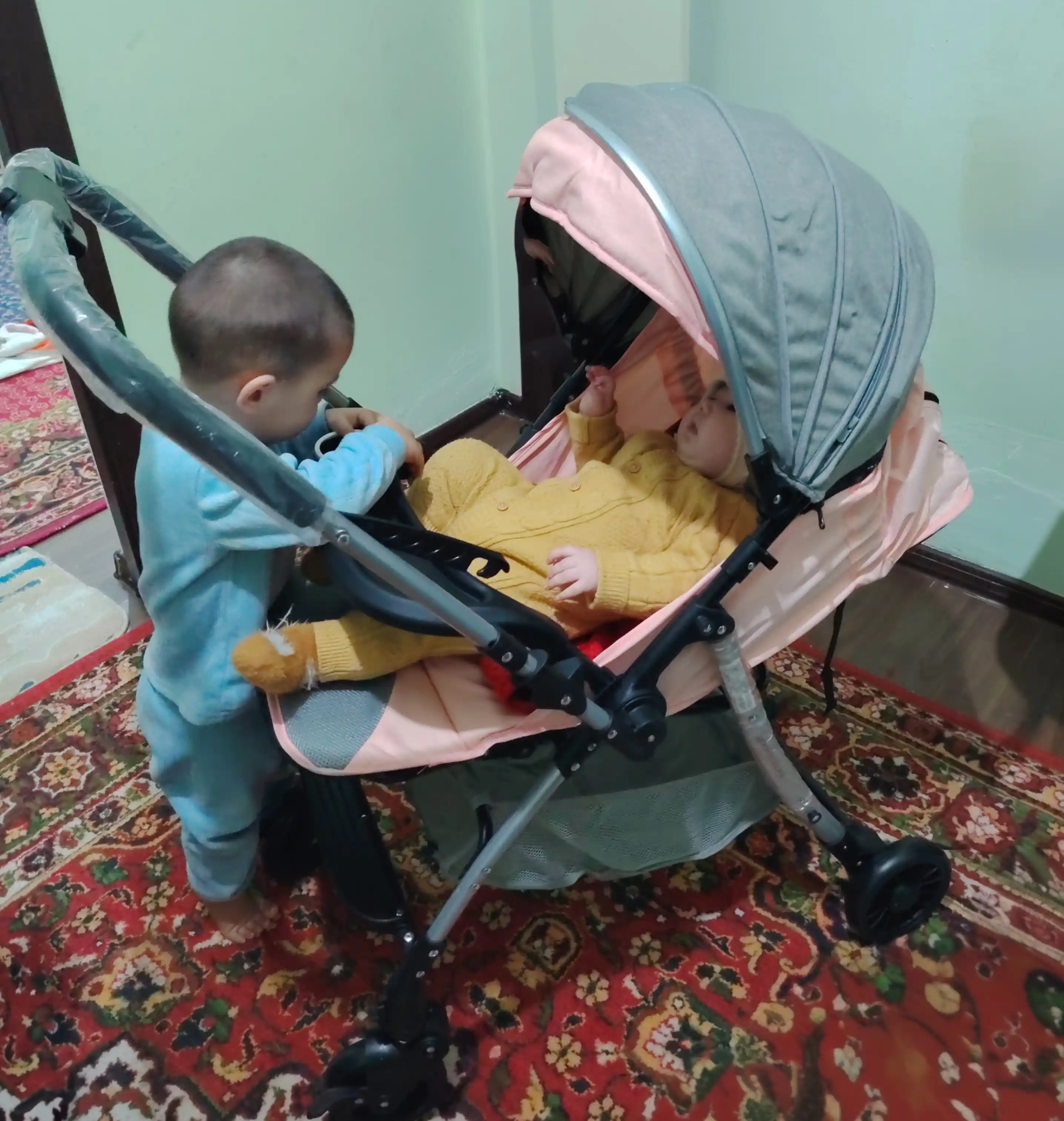 Коляска детская — быстро и легко складывается