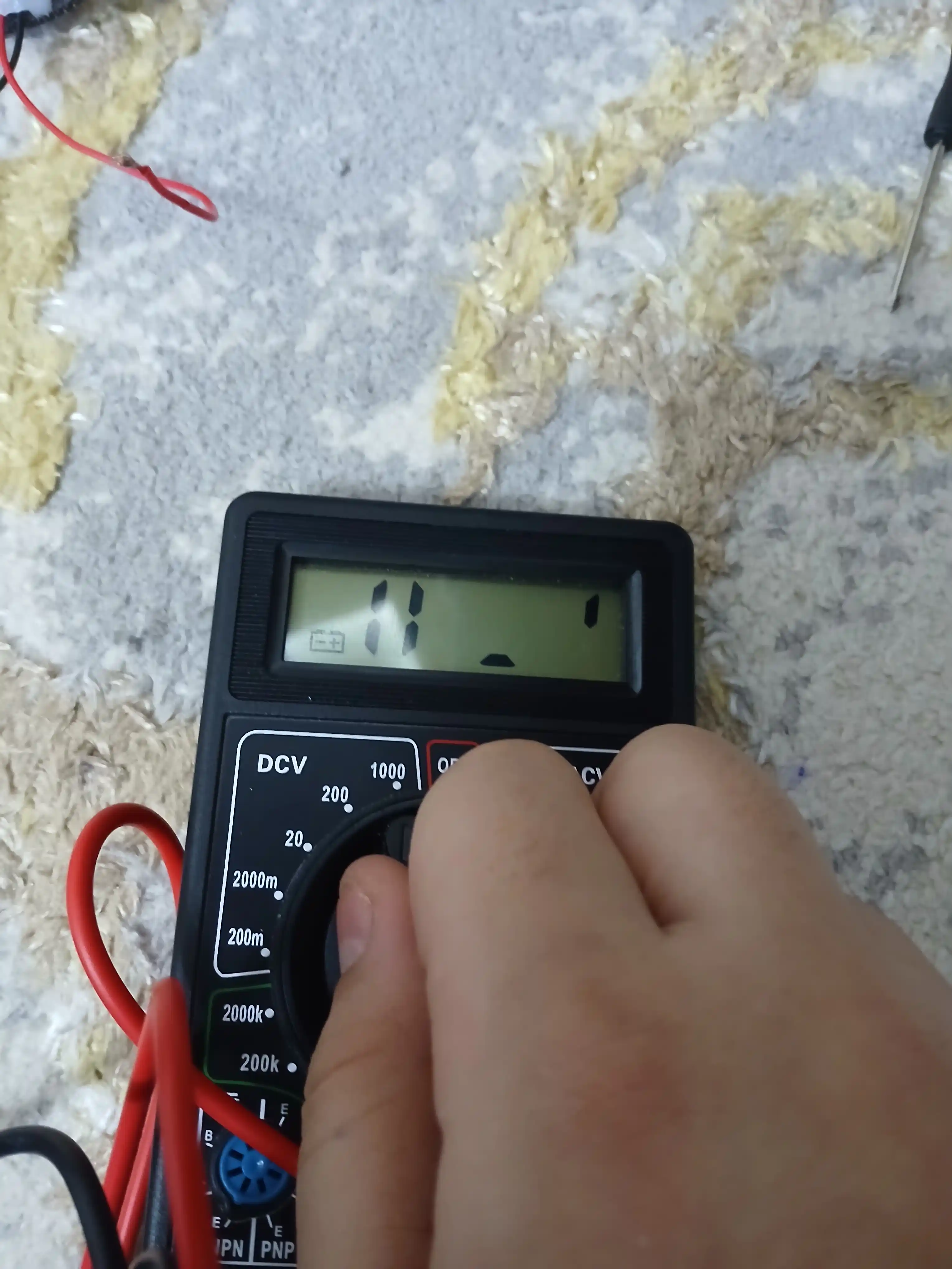 Raqamli multimetr DT-830B: tok, kuchlanish va qarshilikni olchash uchun