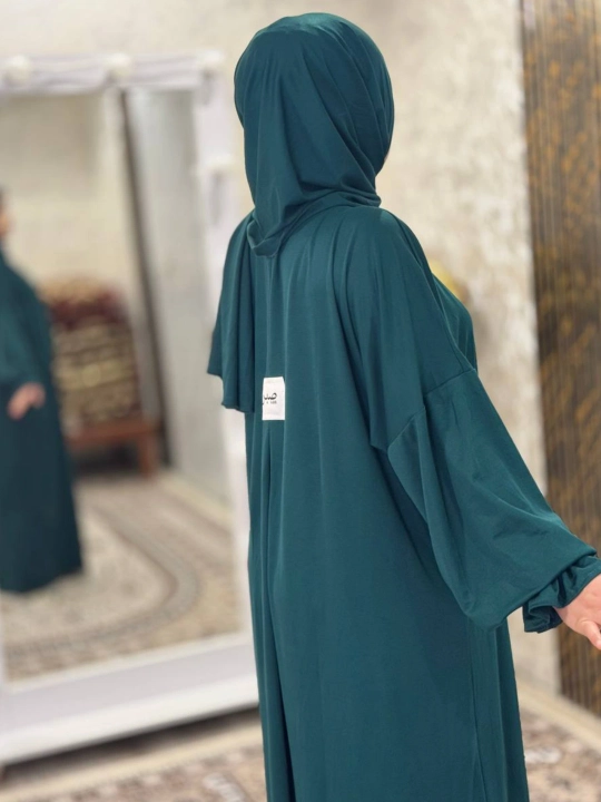 Ayollar uchun islomiy uslubdagi keng kesimli uzun abaya libosi hijob bilan mos