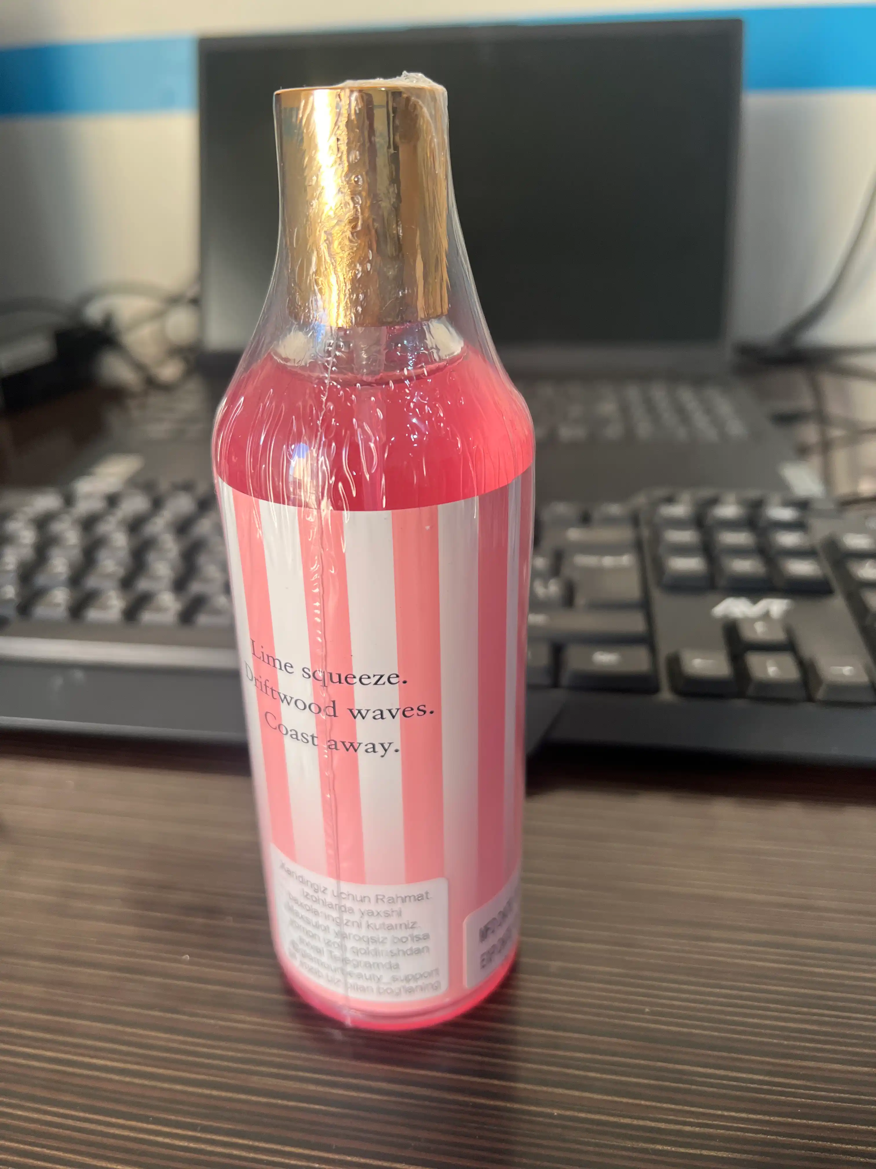 Parfyumlangan tana spreyi suvi Victoria's Secret Spreyi Aqua Kiss Rush, Shimmer, 250 ml