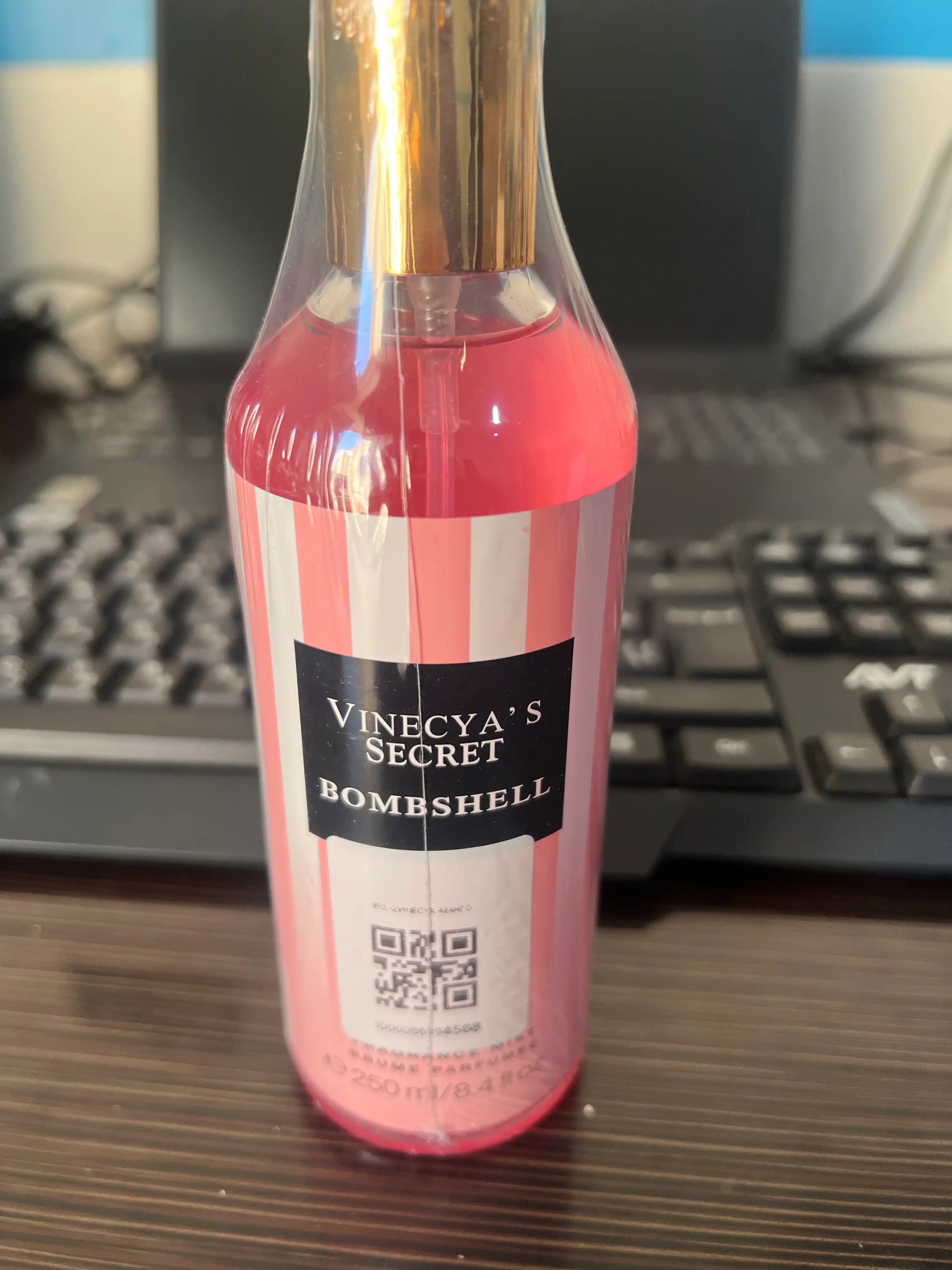 Parfyumlangan tana spreyi suvi Victoria's Secret Spreyi Aqua Kiss Rush, Shimmer, 250 ml