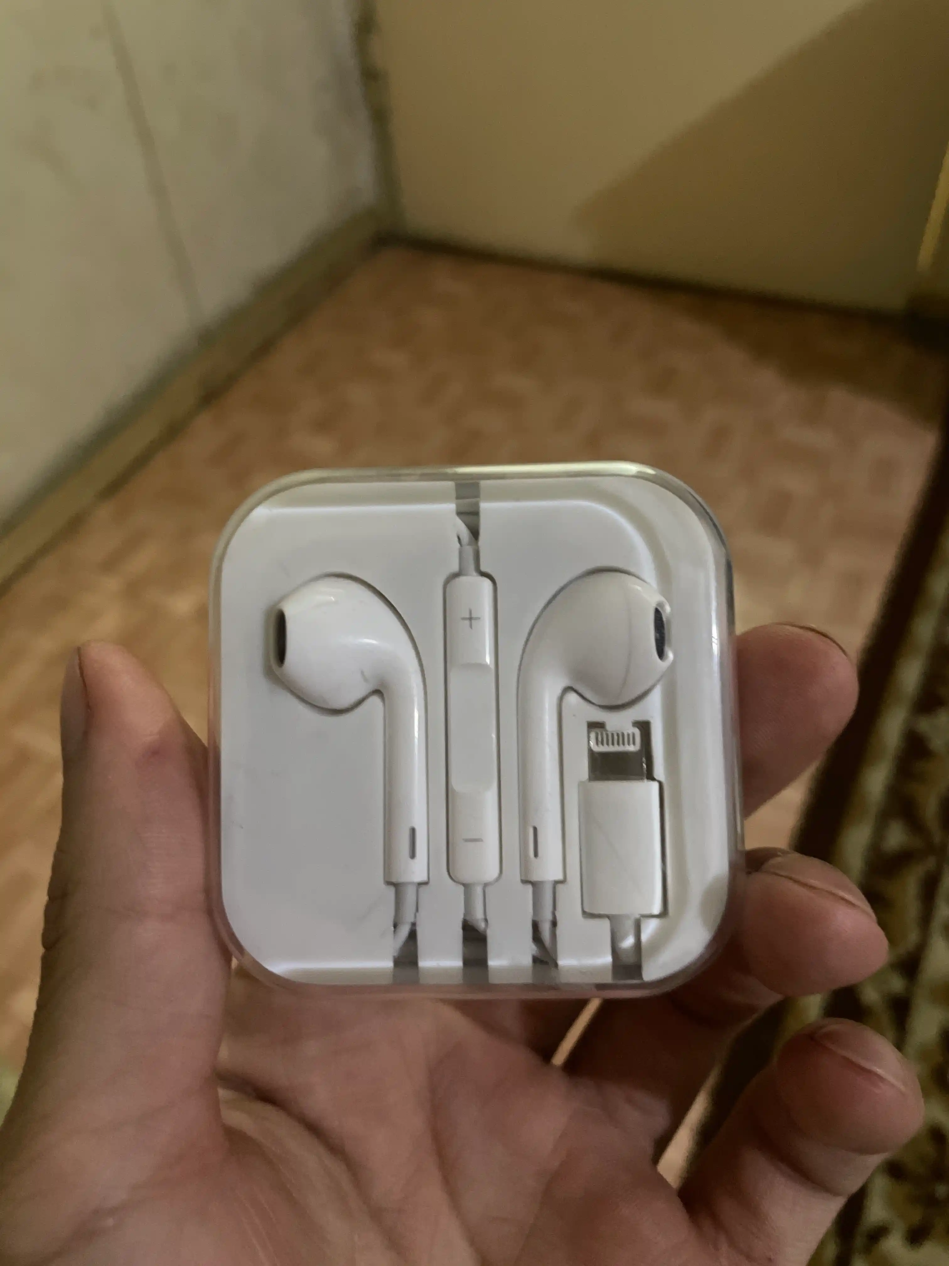 Simli quloqchinlar iPhone uchun Lightning kabeli, Bluetooth bilan