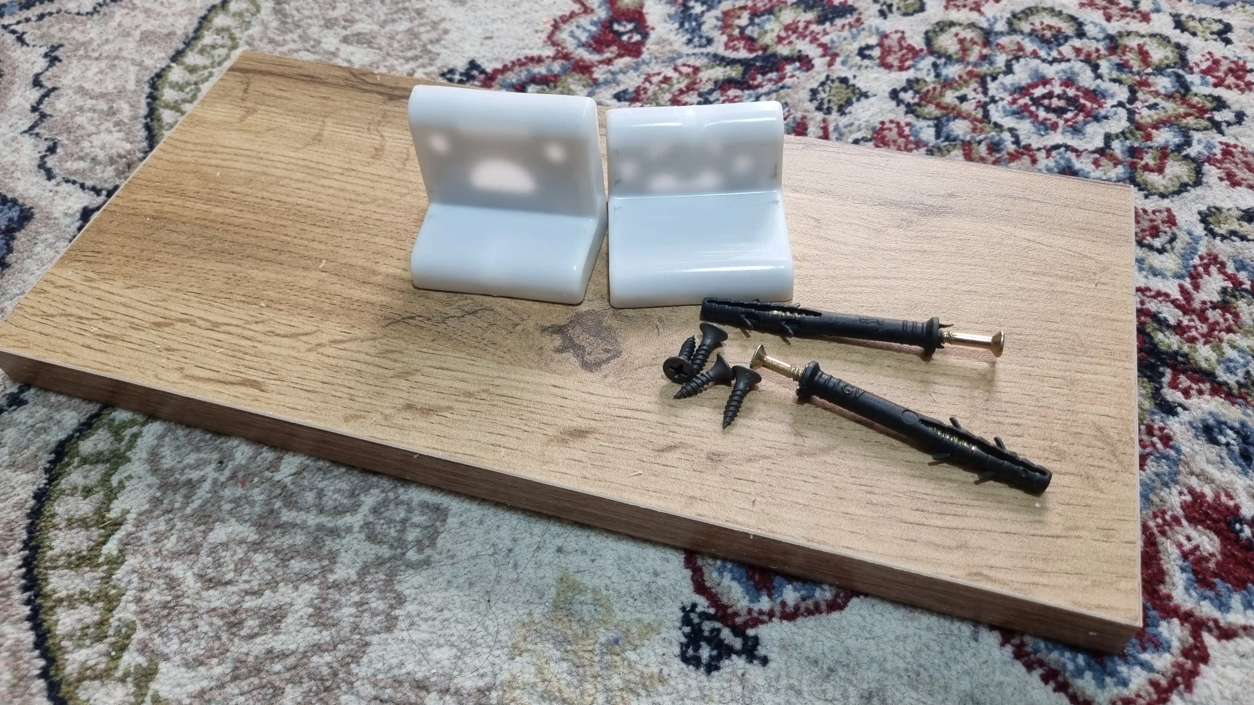 Aqlli kolonkalar va router uchun devoriy javon, texnika uchun modem-ixcham javon