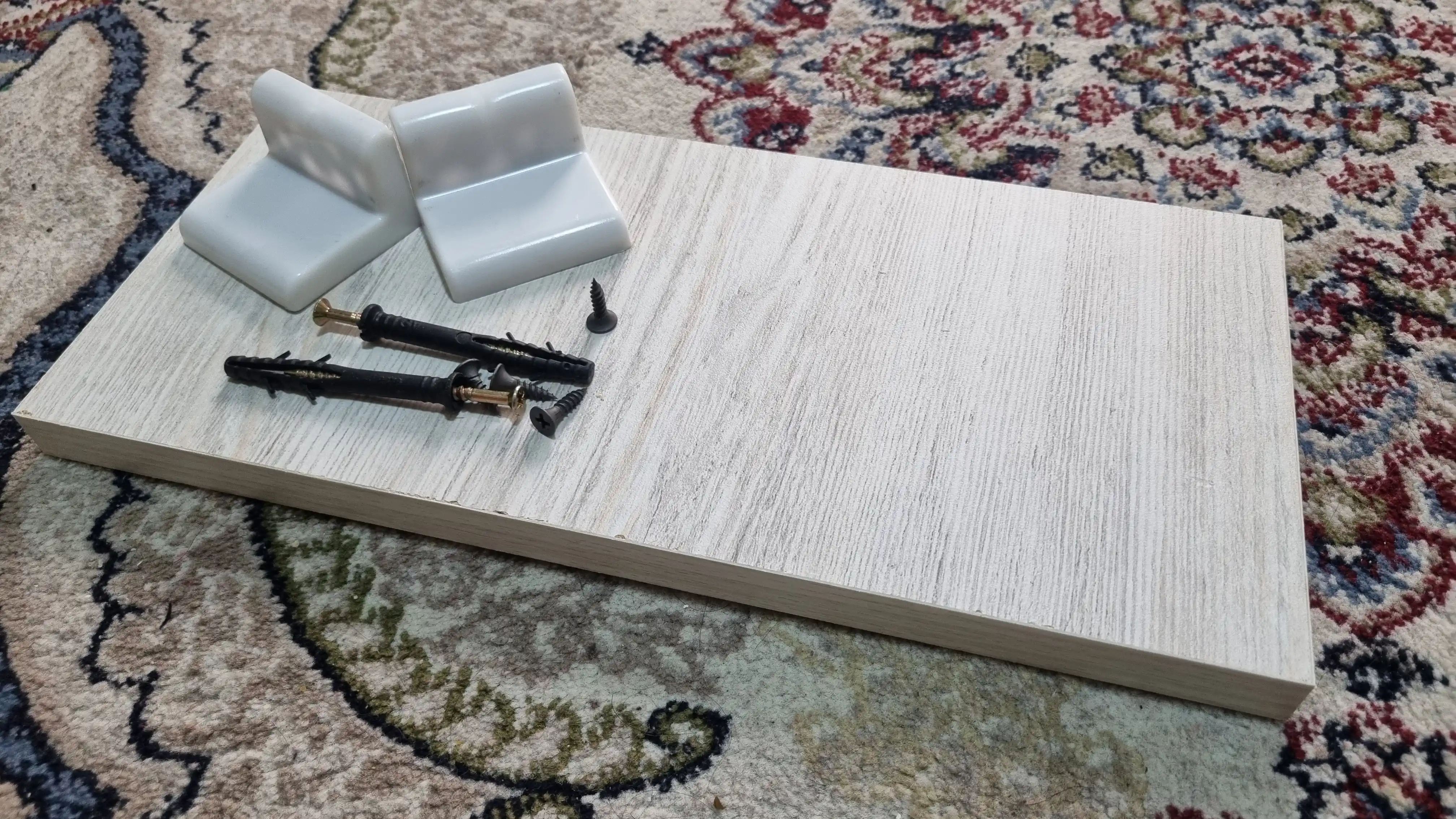 Aqlli kolonkalar va router uchun devoriy javon, texnika uchun modem-ixcham javon
