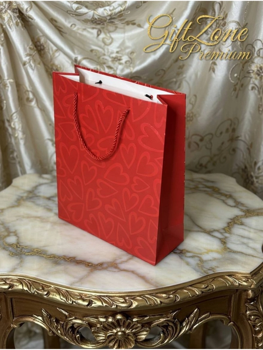 Sovg‘a sumkasi – sovg‘a uchun bezakli paket, turli rang va o‘lcham