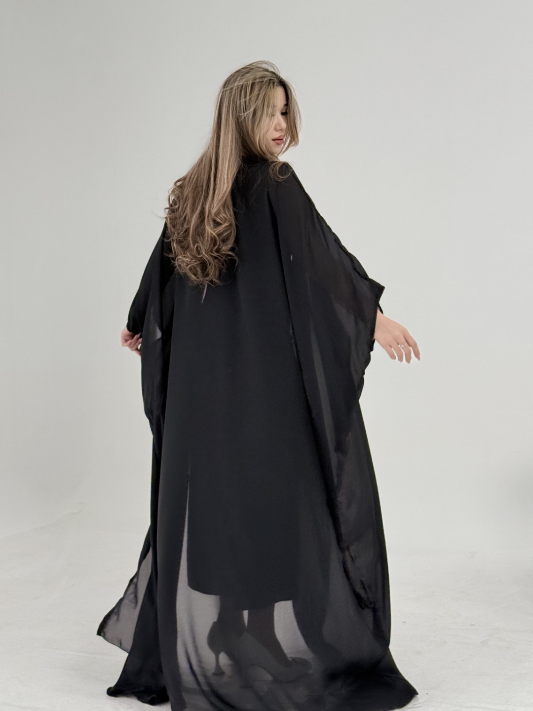 Ayollar uchun qora abaya, shifondan uzun yopinchiq, erkin fason