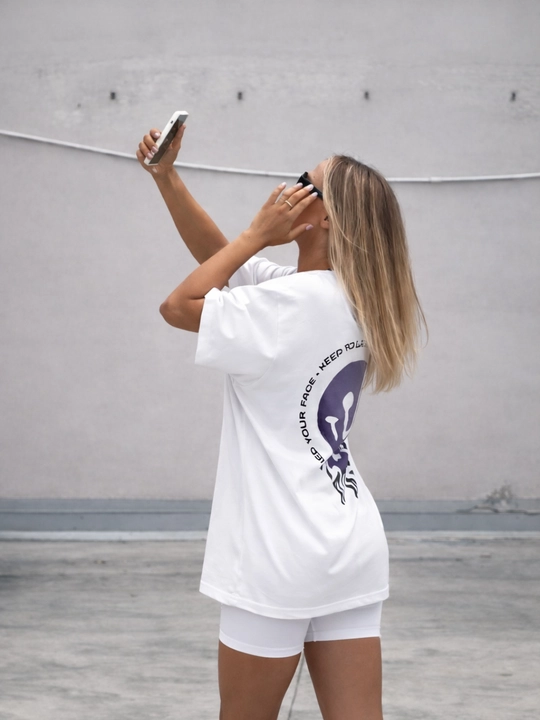Ayollar uchun oversize ikki qismli kostyum: printli futbolka va velosipedka