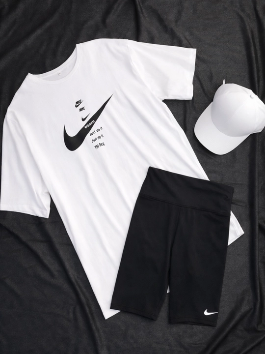 Ayollar uchun ikki qismli kostyum: oversize futbolka va velosipedka short