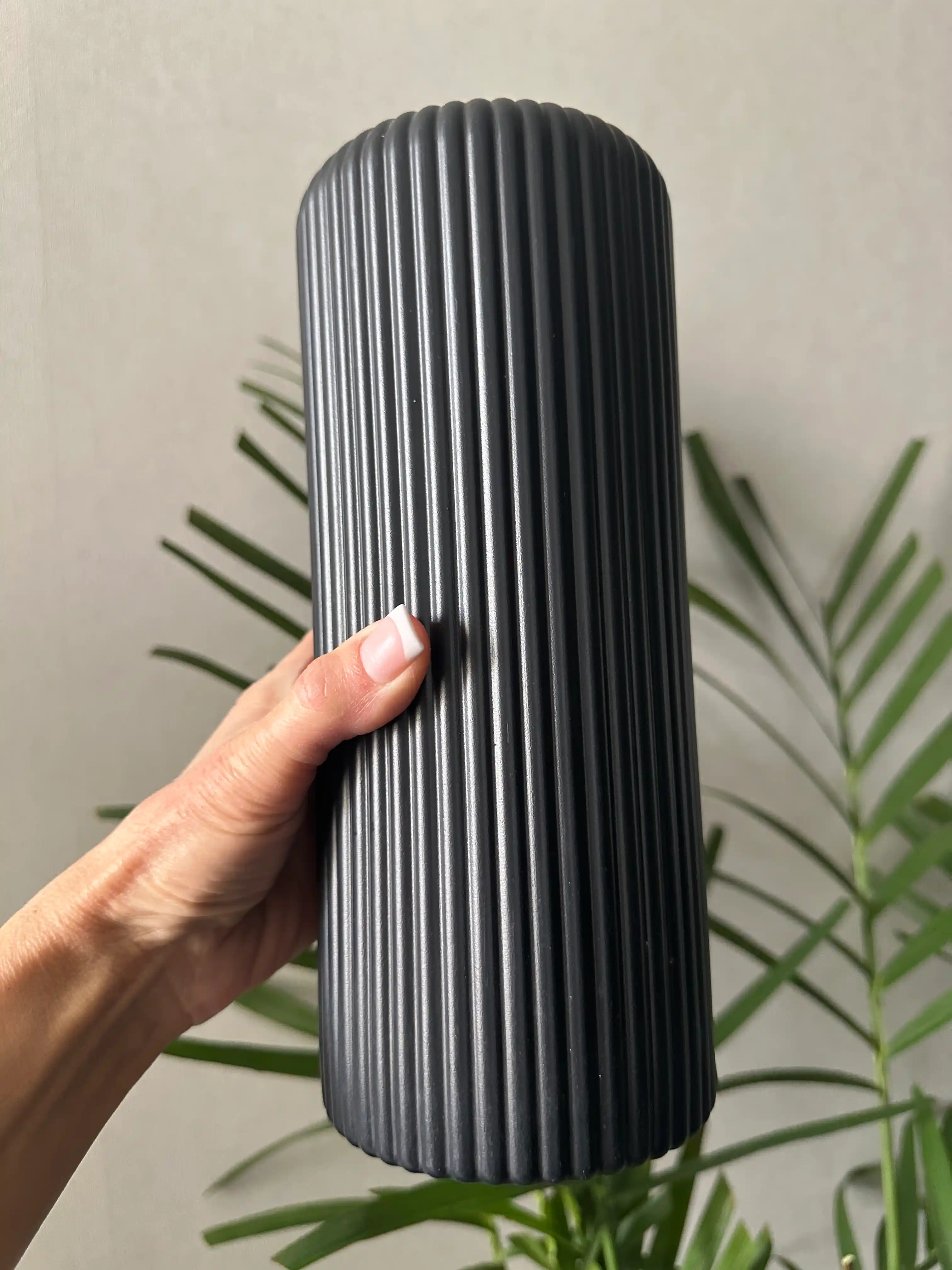 Interyer uchun dekorativ plastik vaza