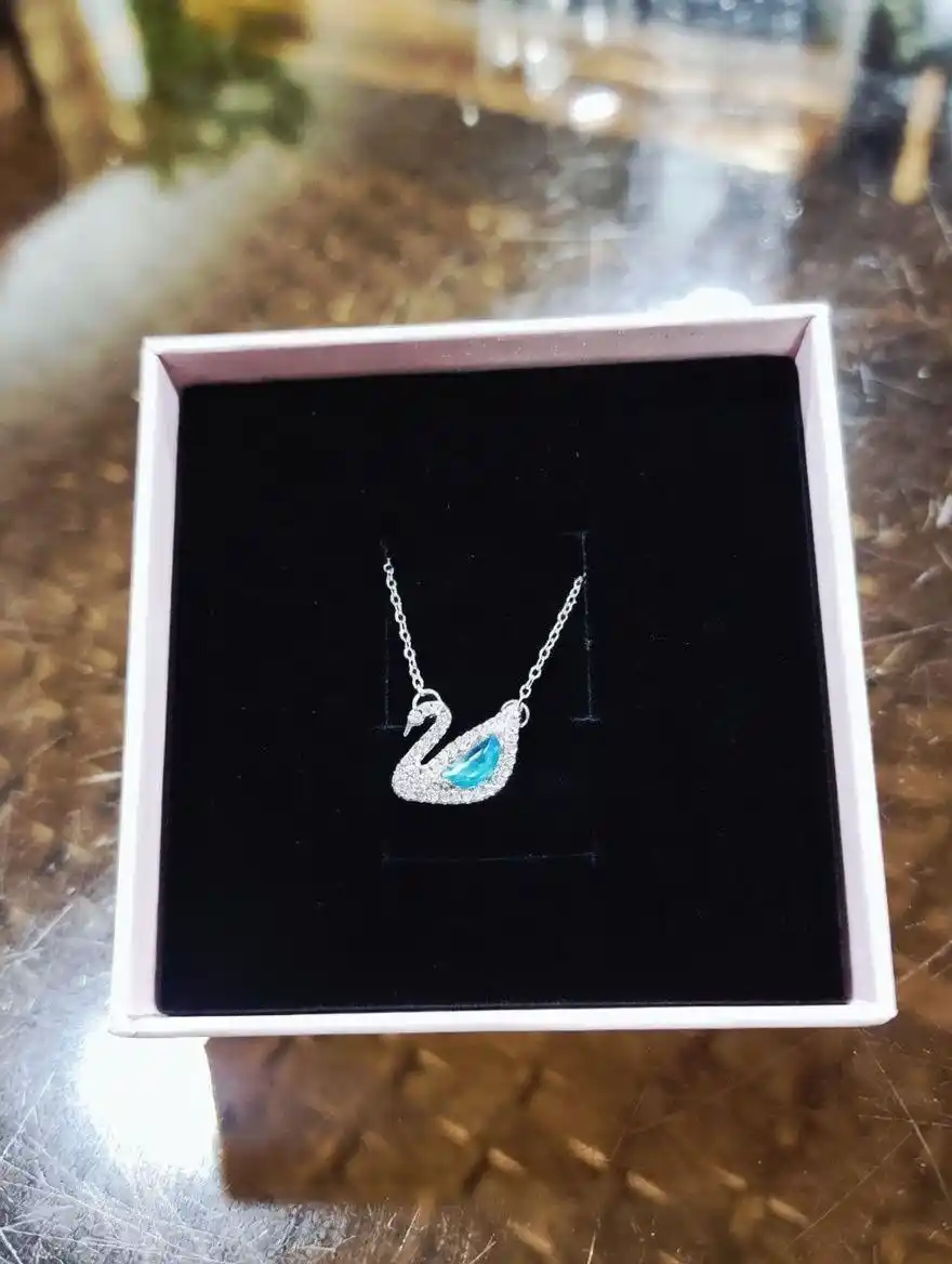 Ayollar va qizlar uchun taqinchoq, oqqush shakli, sovg'a qutisida, SWAROVSKI