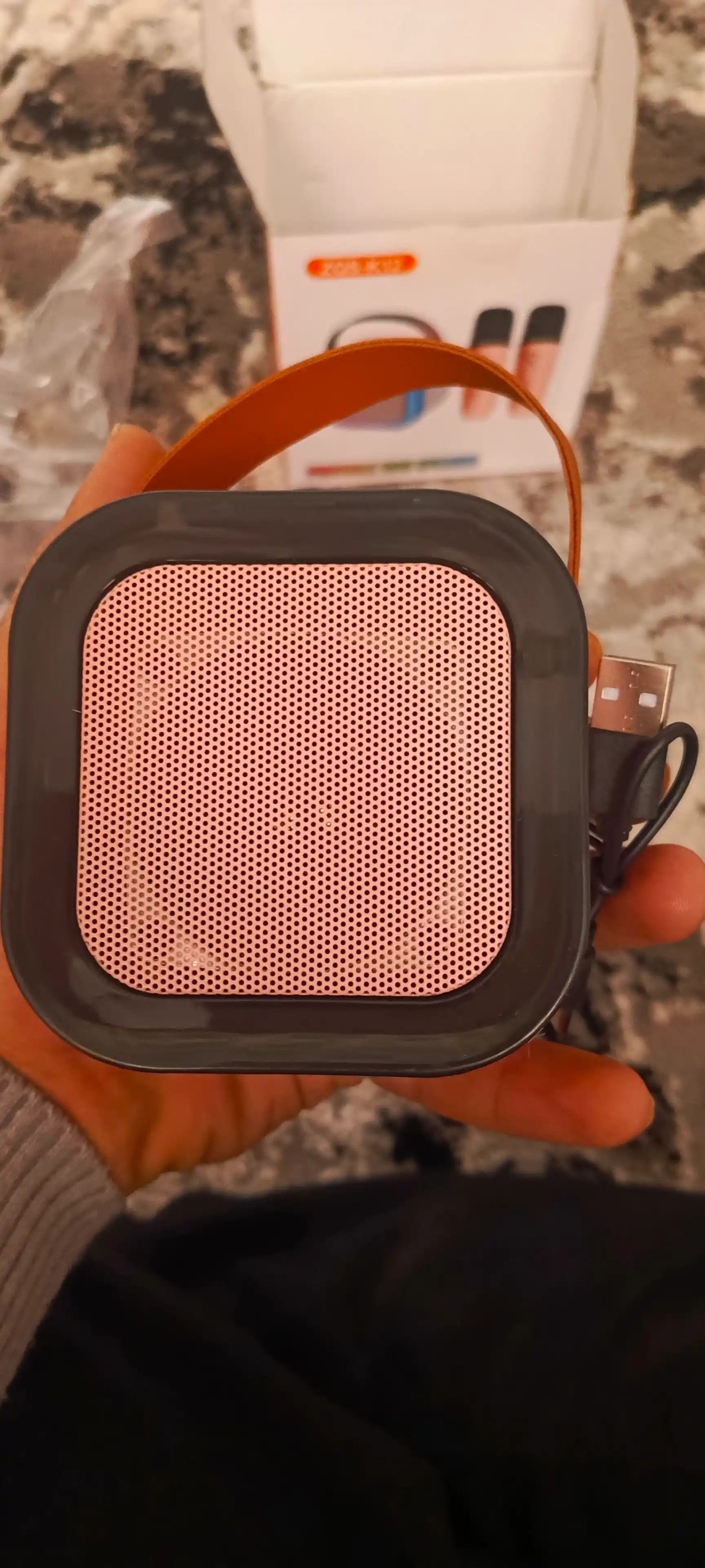 FIDGO Bluetooth karaoke kolonkasi, 2 ta mikrofon va RGB yoritish
