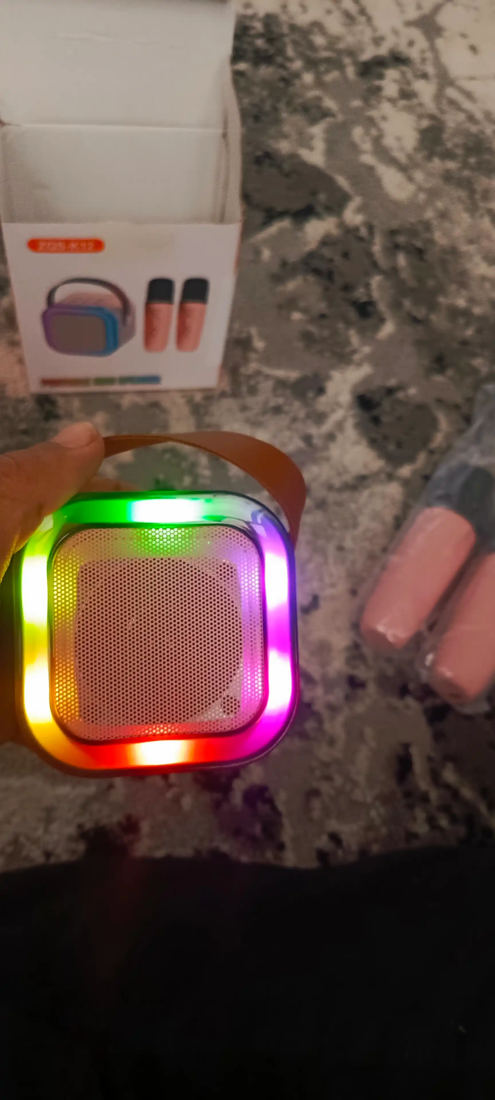 FIDGO Bluetooth karaoke kolonkasi, 2 ta mikrofon va RGB yoritish