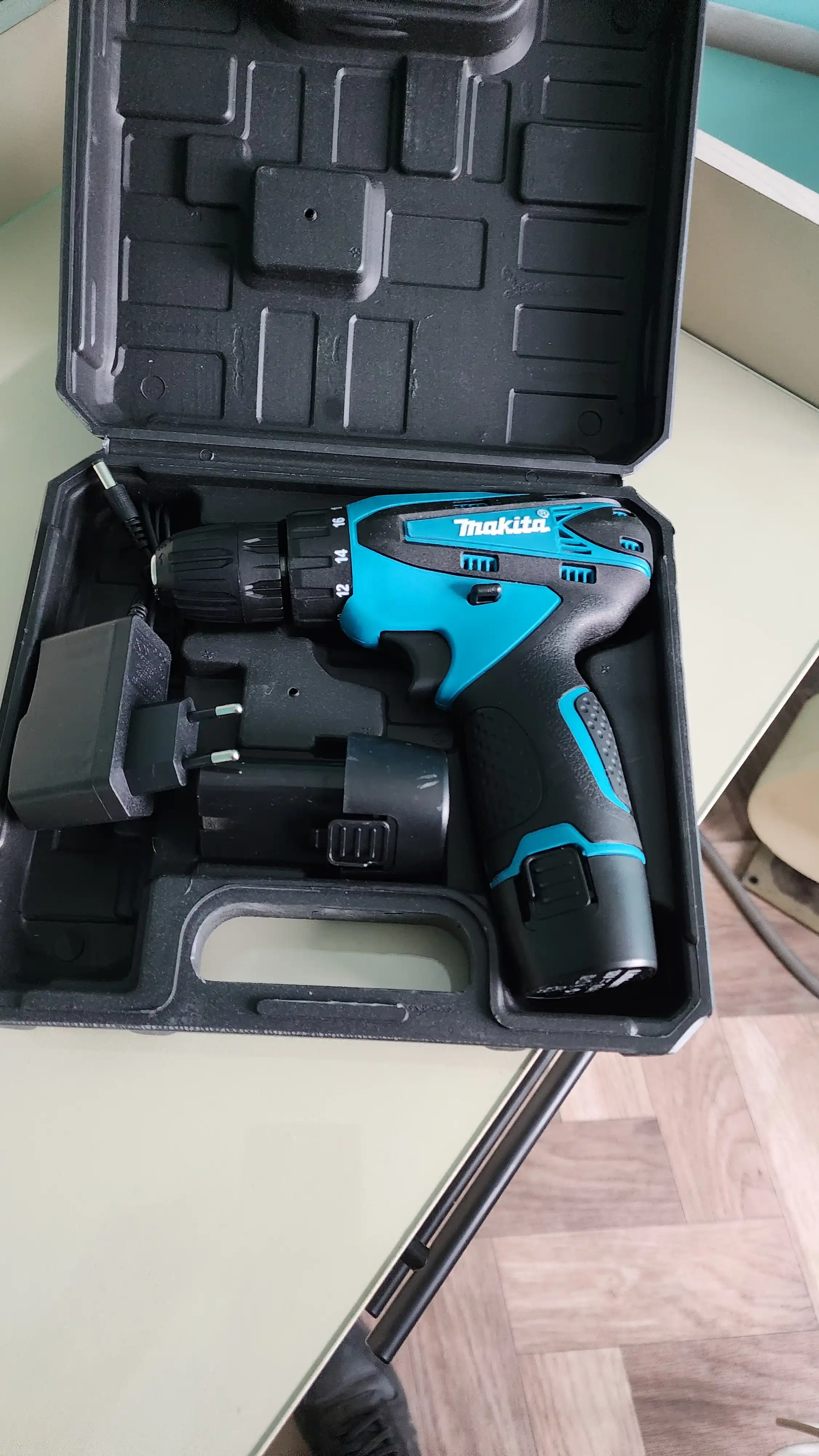 Makita 12V akkumulyatorli drel-shurupovyort, 2 ta AKB, 800 W, 1300 ob/min