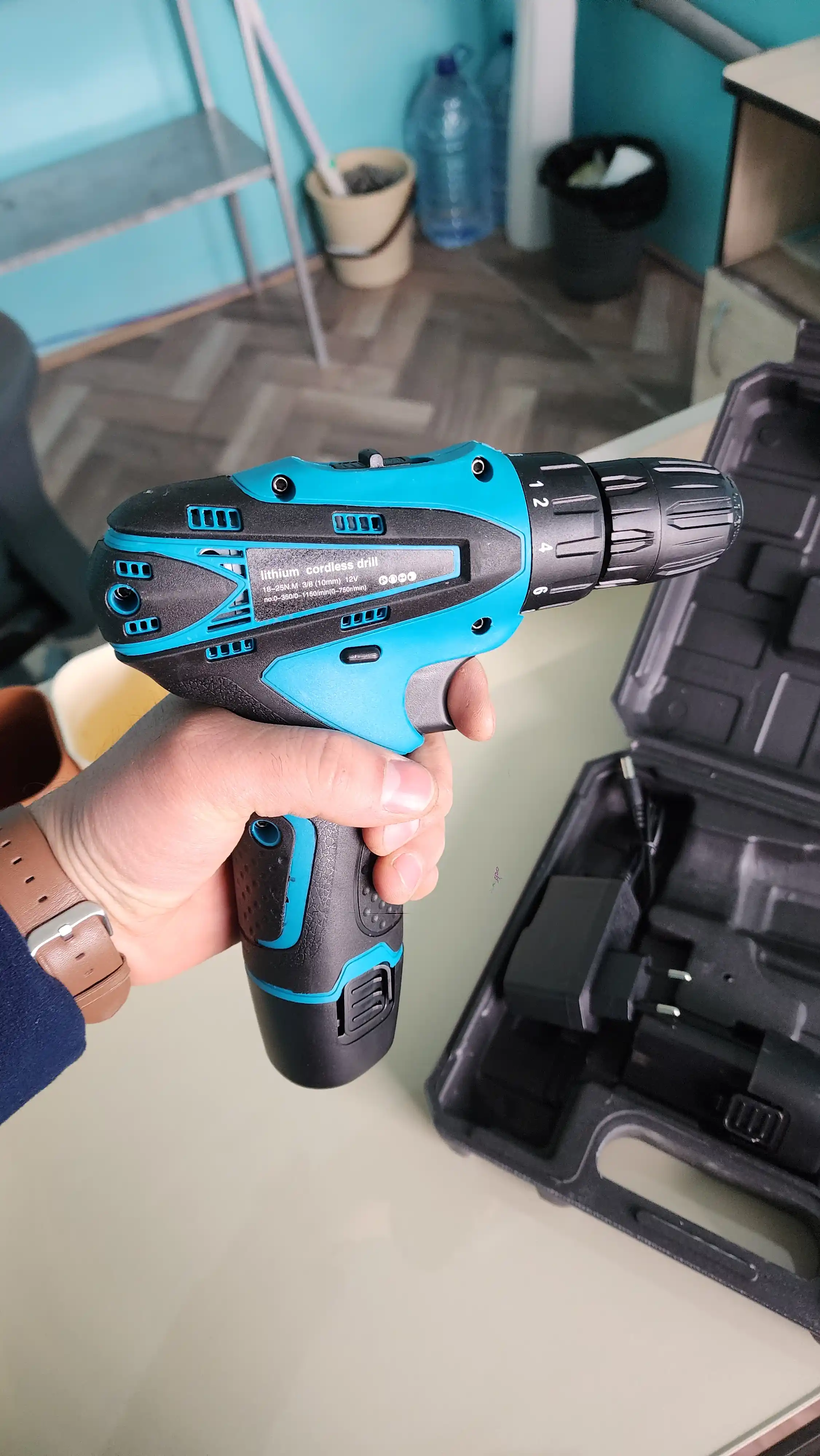 Makita 12V akkumulyatorli drel-shurupovyort, 2 ta AKB, 800 W, 1300 ob/min