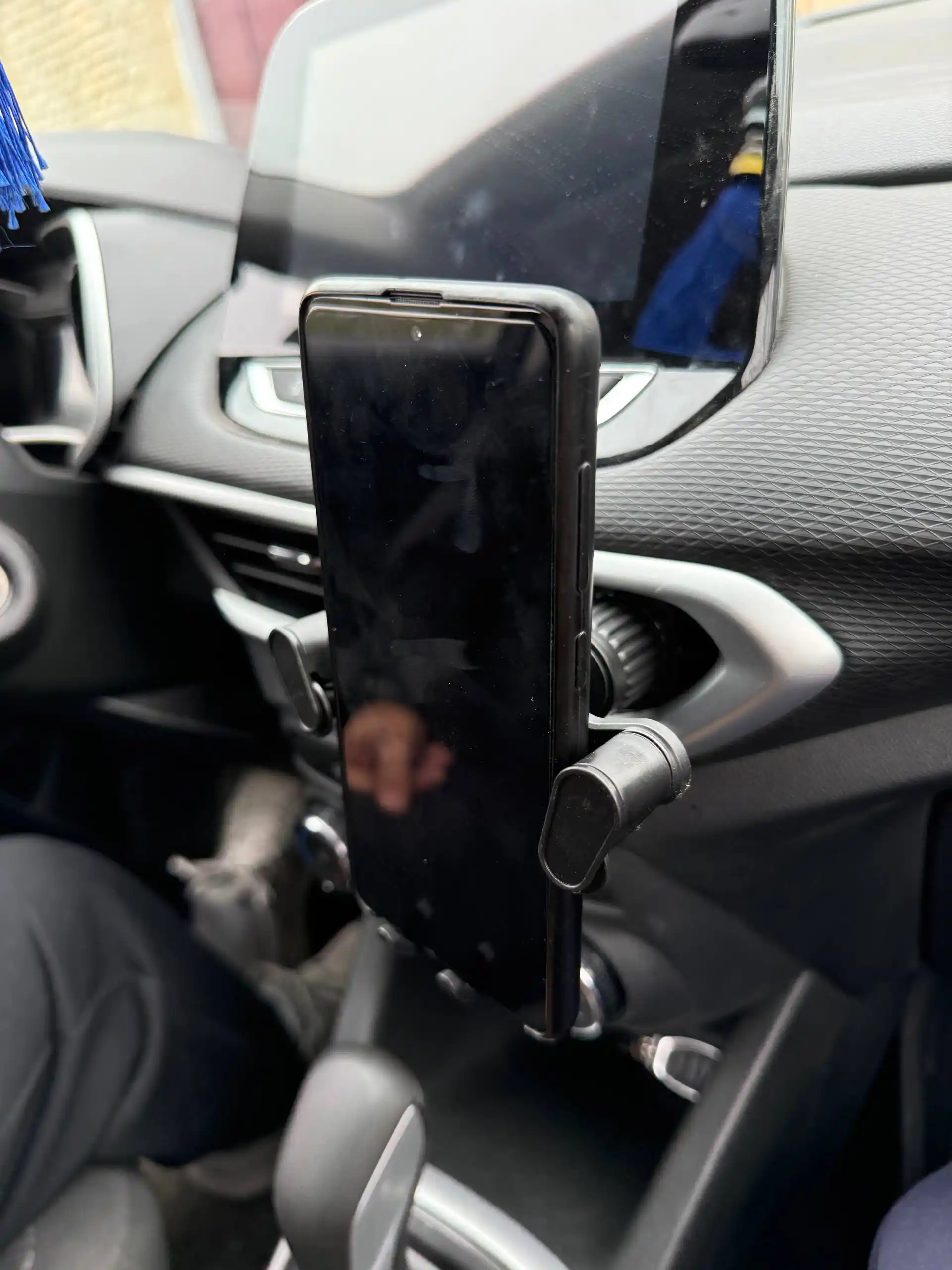 Universal avto telefon ushlagichi — deflektorga o‘rnatiladi, 180° ga aylanadi