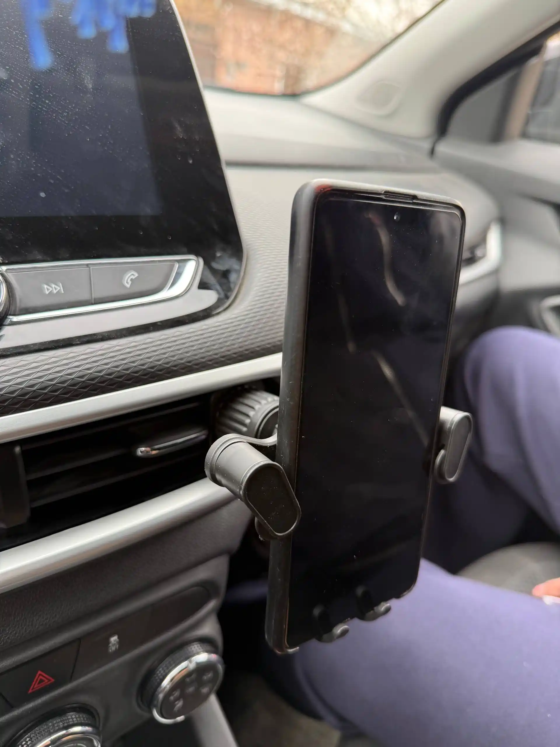 Universal avto telefon ushlagichi — deflektorga o‘rnatiladi, 180° ga aylanadi