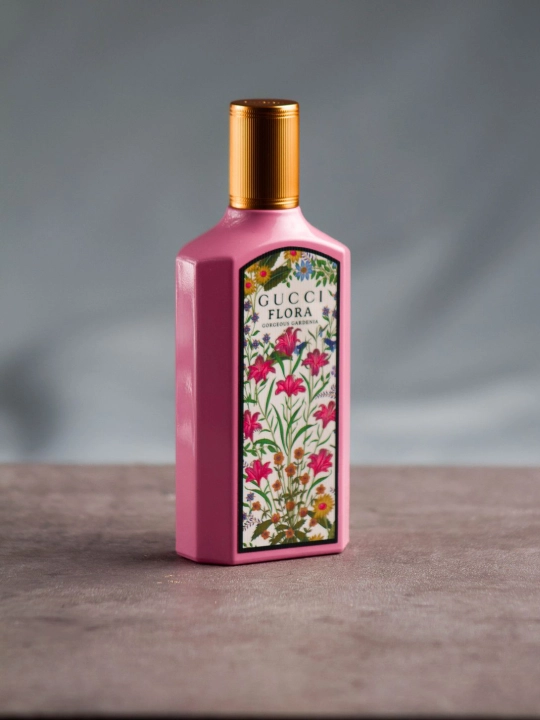 Parfyumlangan suv ayollar uchun, bu Gucci Flora Gorgeus Gardenia asosida yaratilgan