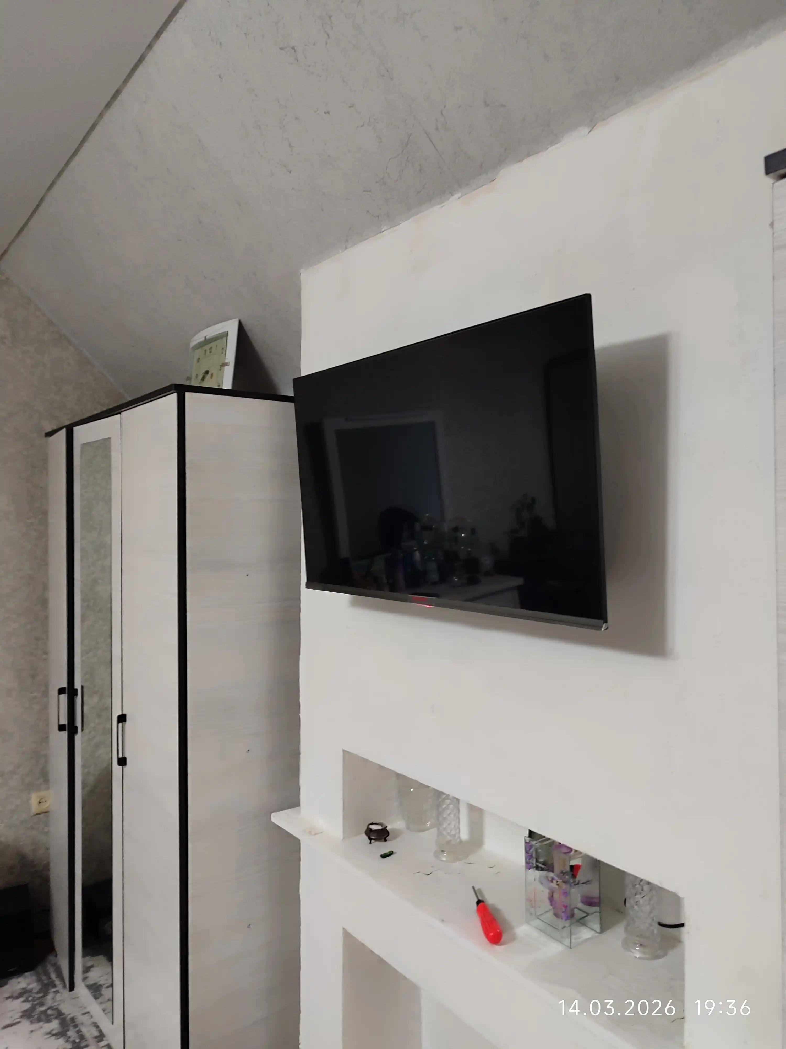 Televizor uchun devor kronshteyni iSmart – 14” dan 65” gacha, metall osma moslama