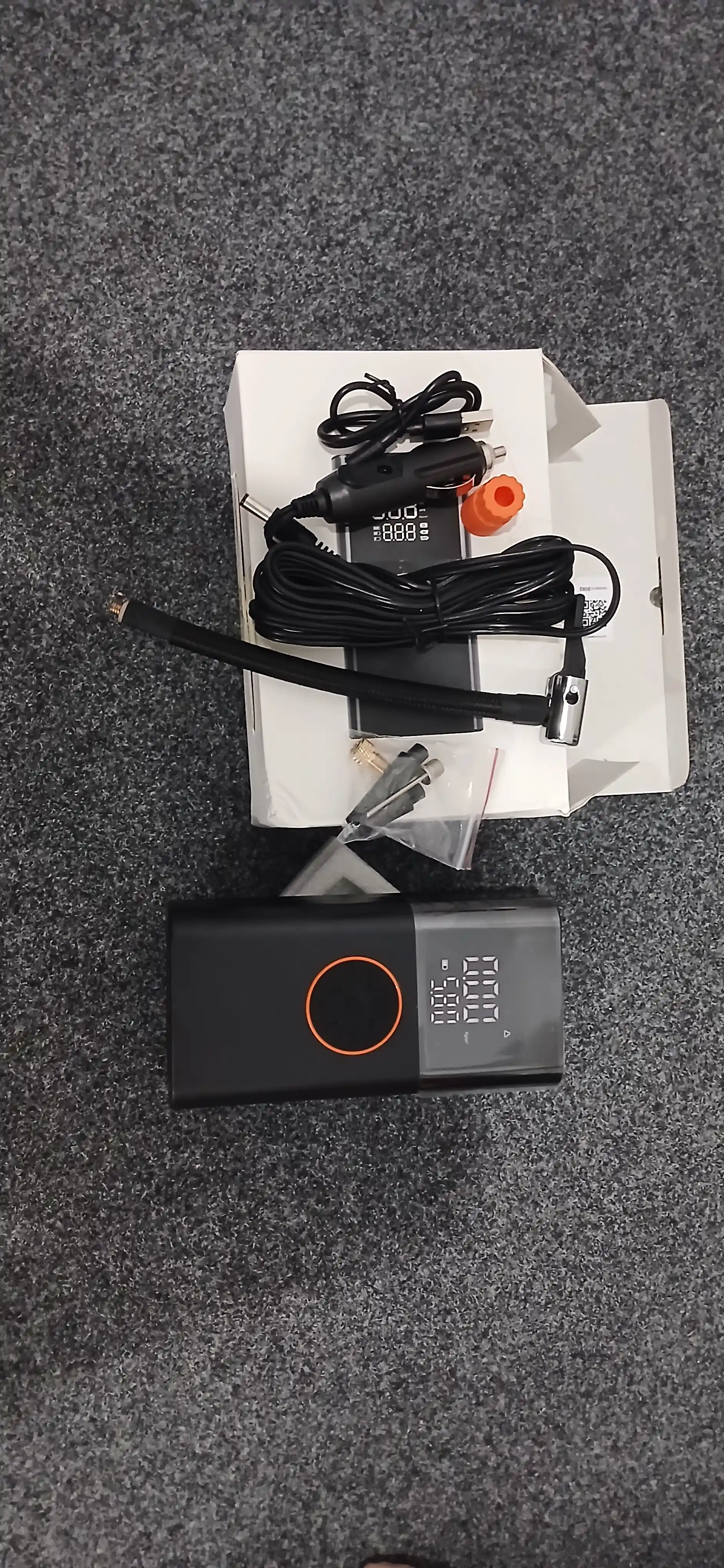Portativ simsiz kompressor 5 tasi 1da – Power Bank, LED chiroq, SOS, raqamli displey