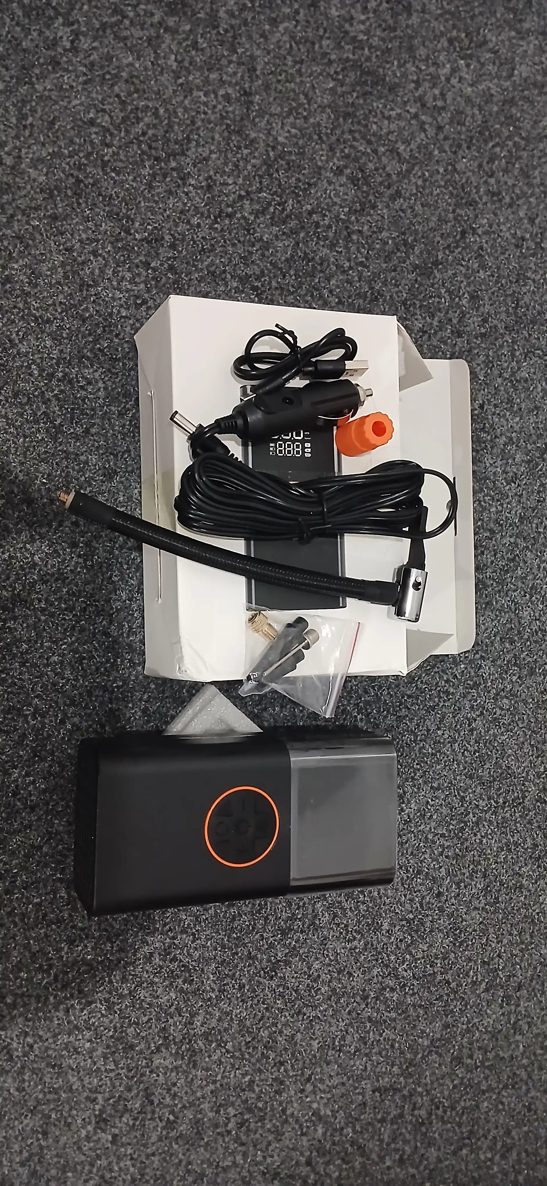 Portativ simsiz kompressor 5 tasi 1da – Power Bank, LED chiroq, SOS, raqamli displey