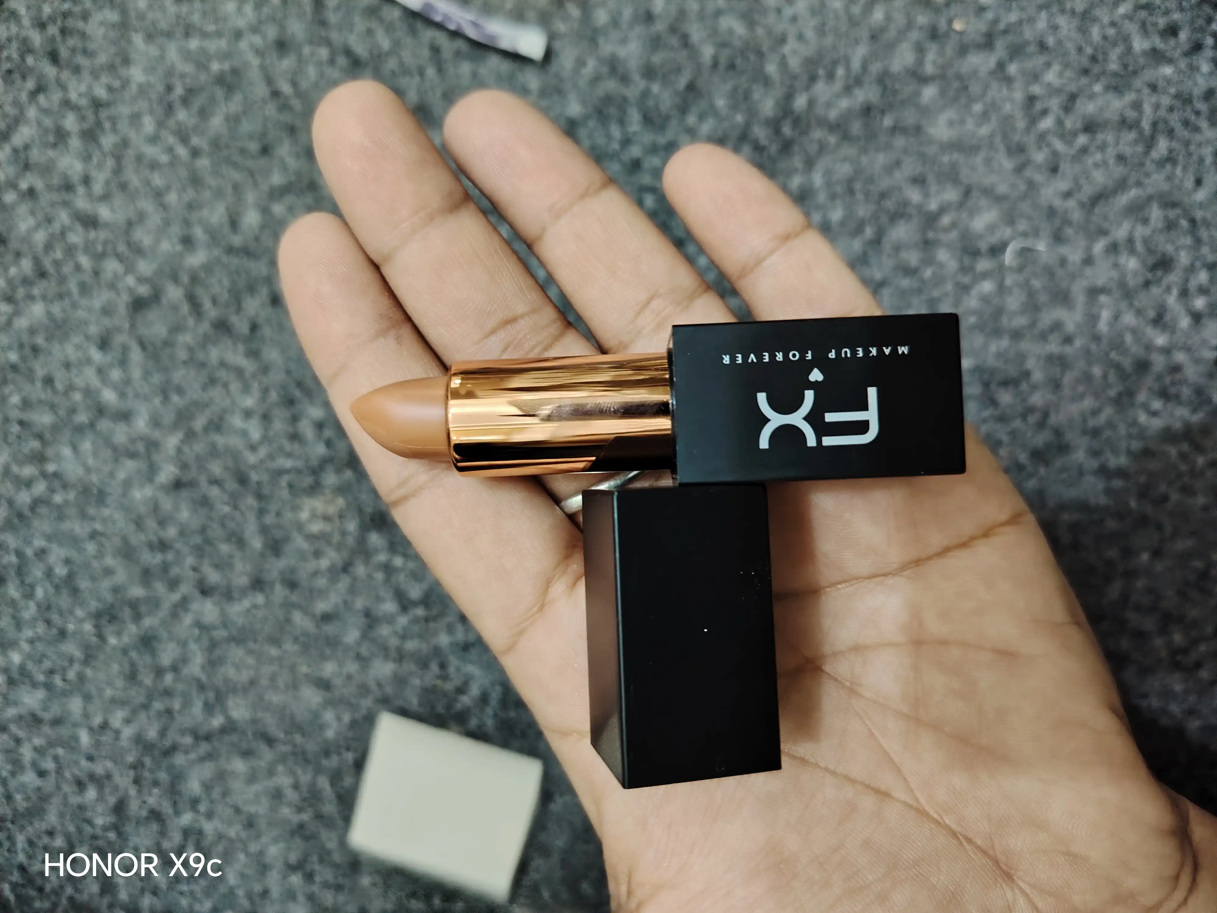 Xira, namlantiruvchi, suvga chidamli lab bo‘yog‘i FX Make up forever
