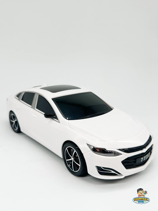 Chevrolet Malibu на пульте управления, в белом и черном цвете