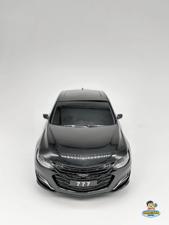 Chevrolet Malibu на пульте управления, в белом и черном цвете