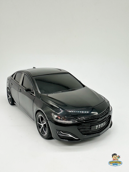 Chevrolet Malibu на пульте управления, в белом и черном цвете
