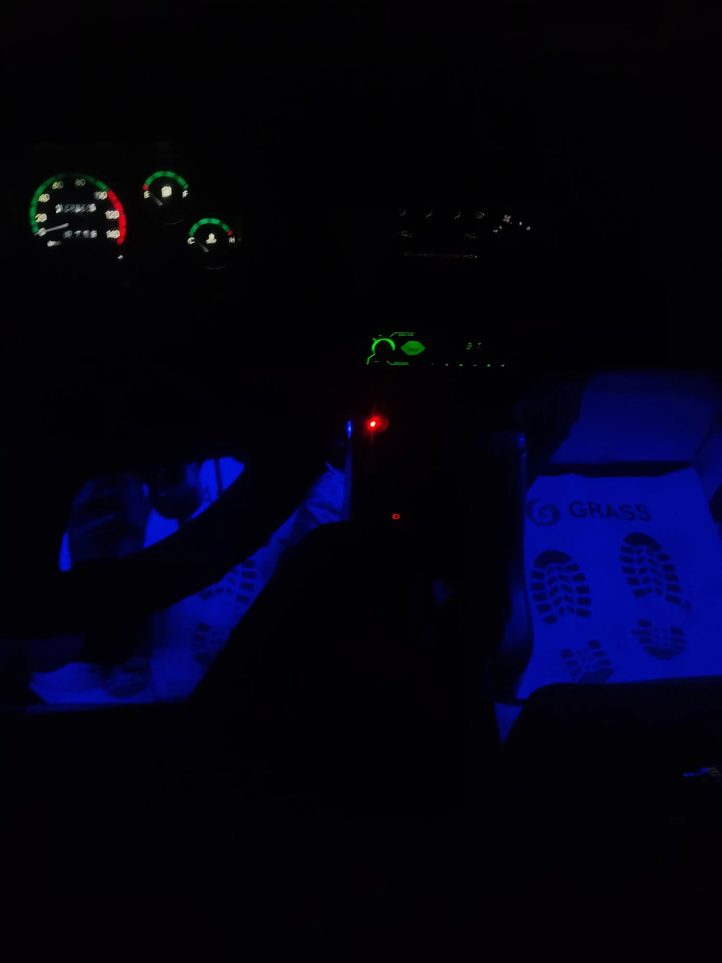 LED avtomobil yoritgichi, rang o‘zgaradi, pult, musiqa bilan sinxron