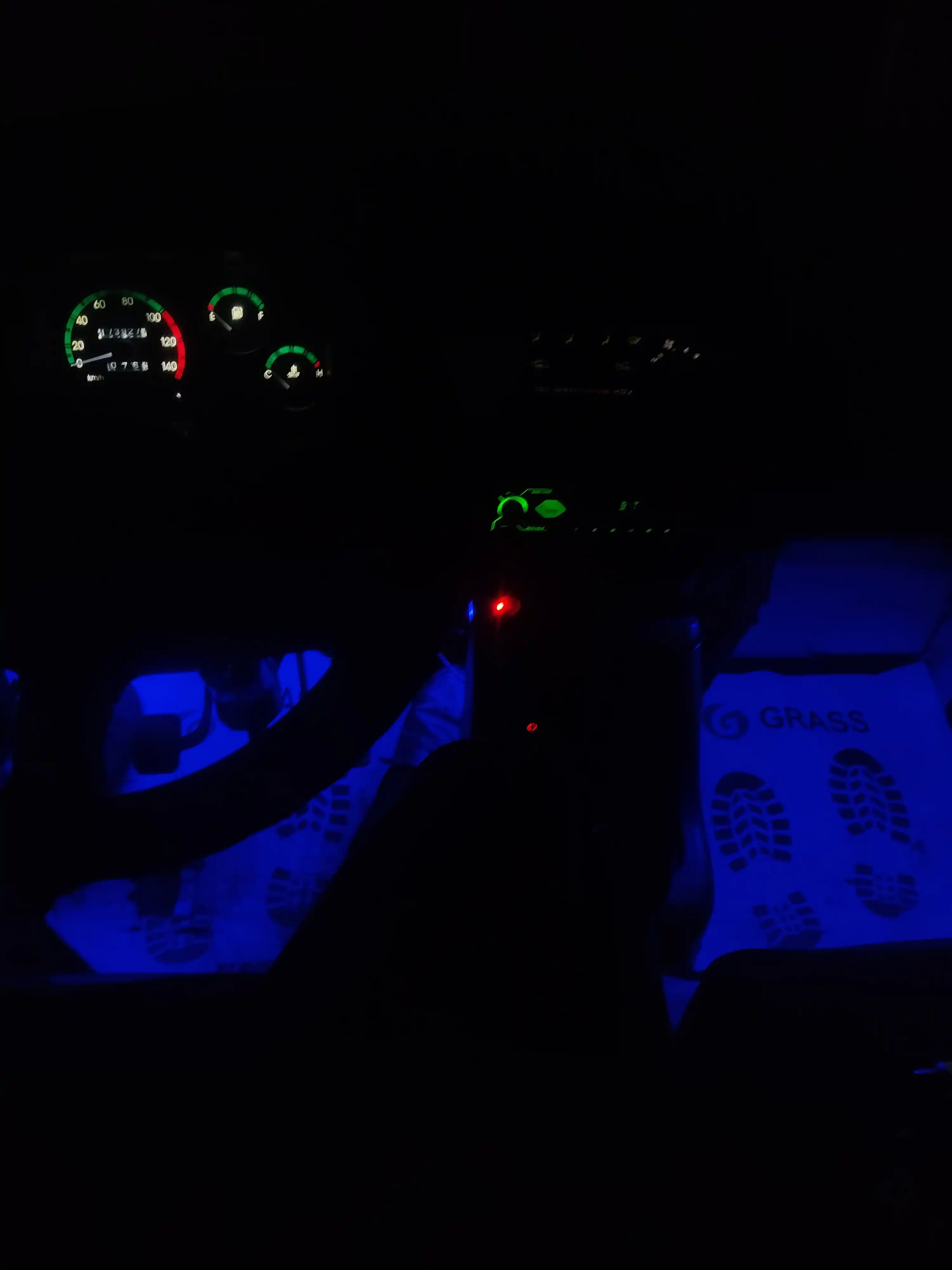 LED avtomobil yoritgichi, rang o‘zgaradi, pult, musiqa bilan sinxron