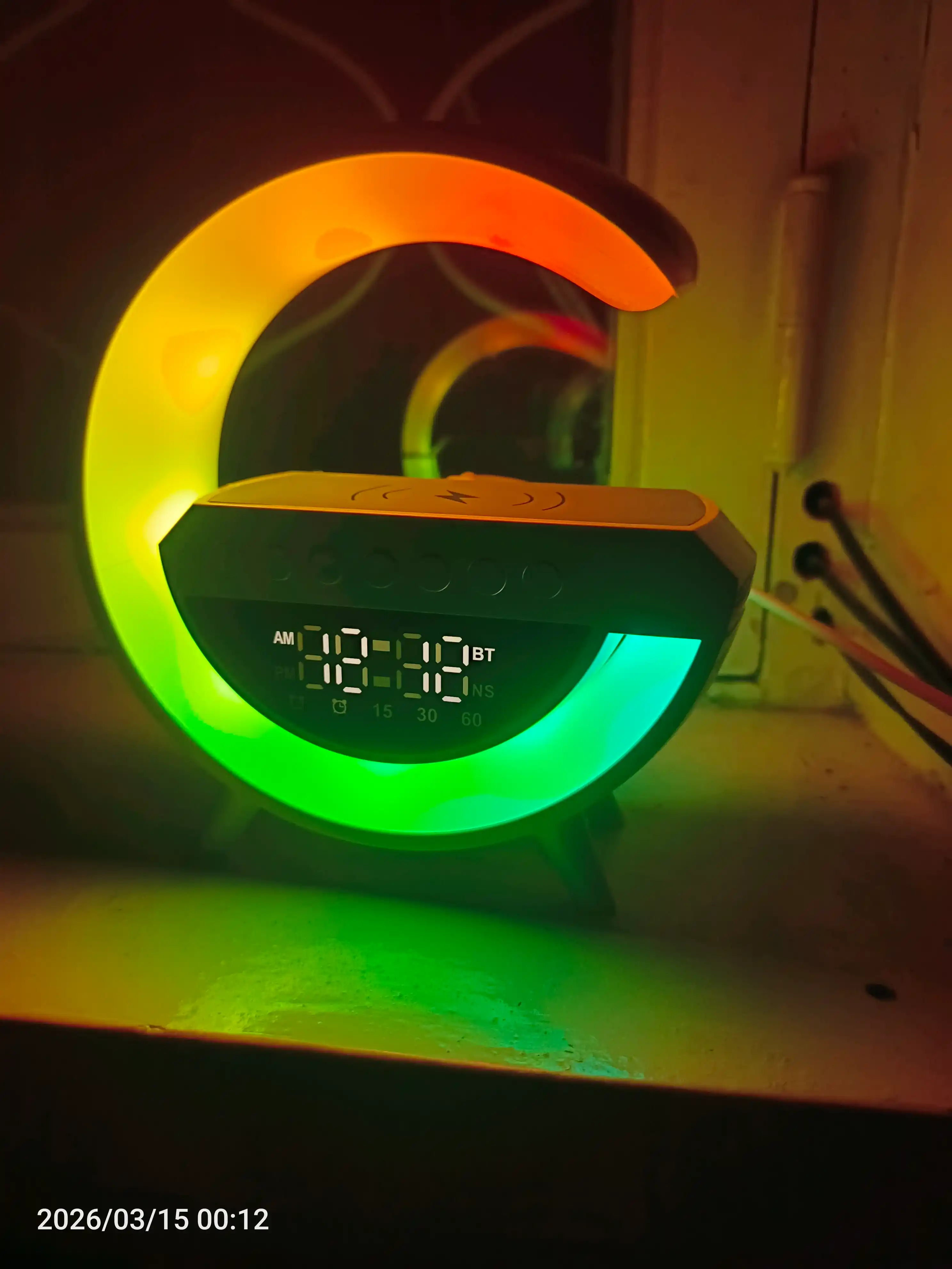 Karnay va simsiz zaryadlovchiga ega, aqlli RGB chiroq
