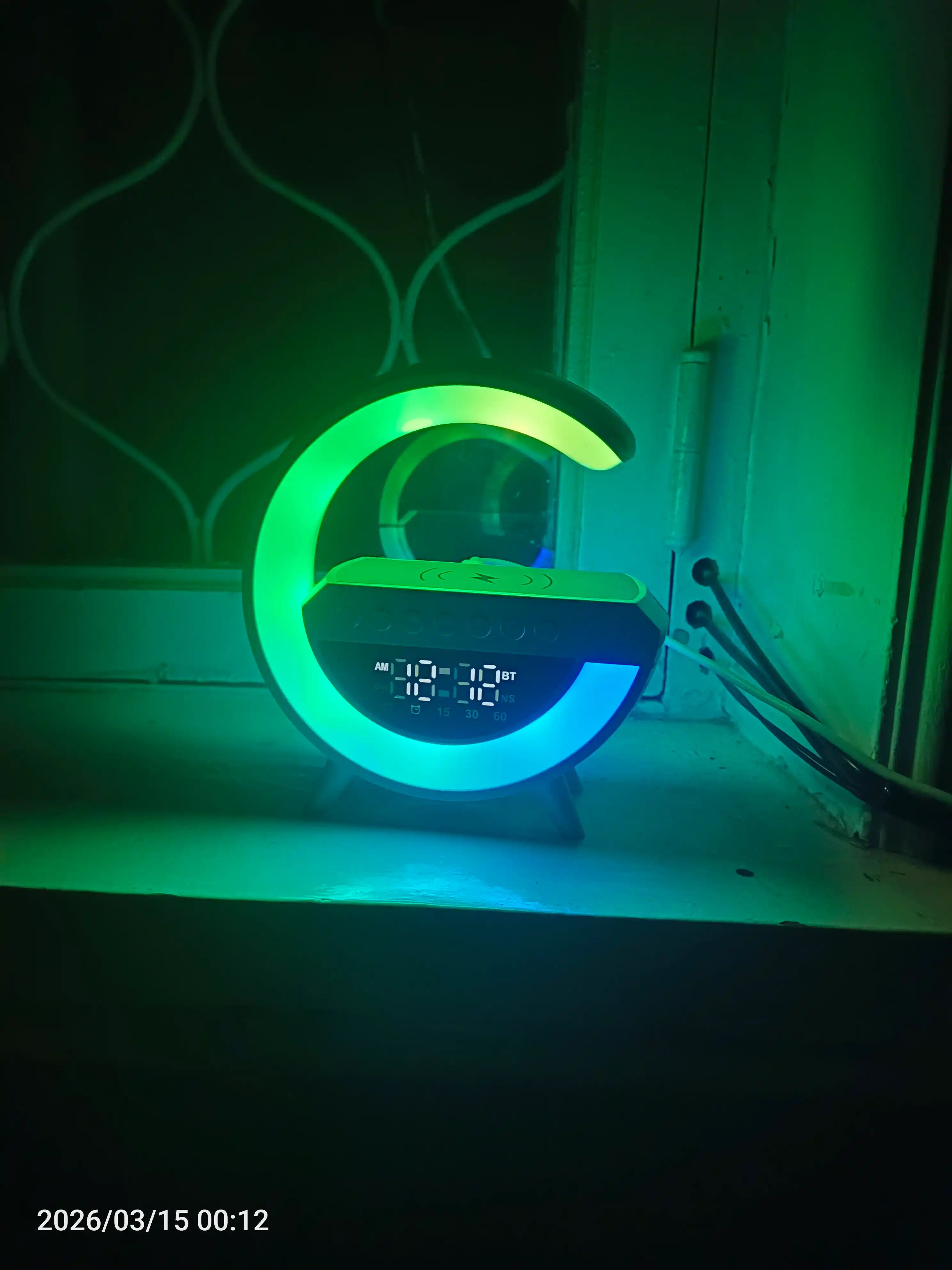 Karnay va simsiz zaryadlovchiga ega, aqlli RGB chiroq