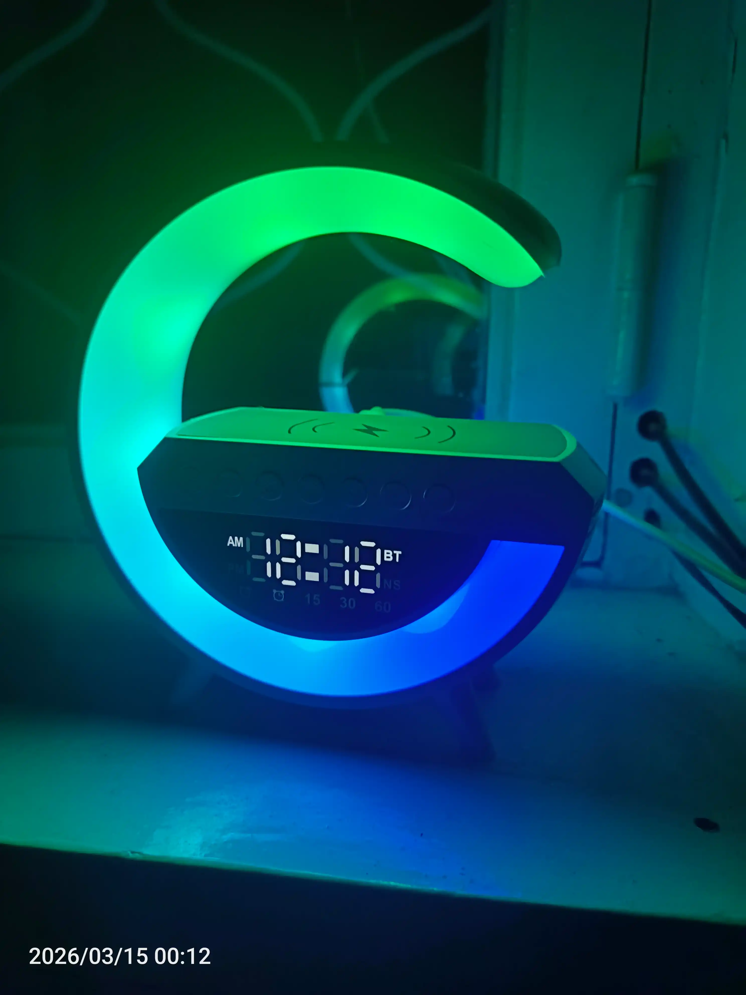 Karnay va simsiz zaryadlovchiga ega, aqlli RGB chiroq