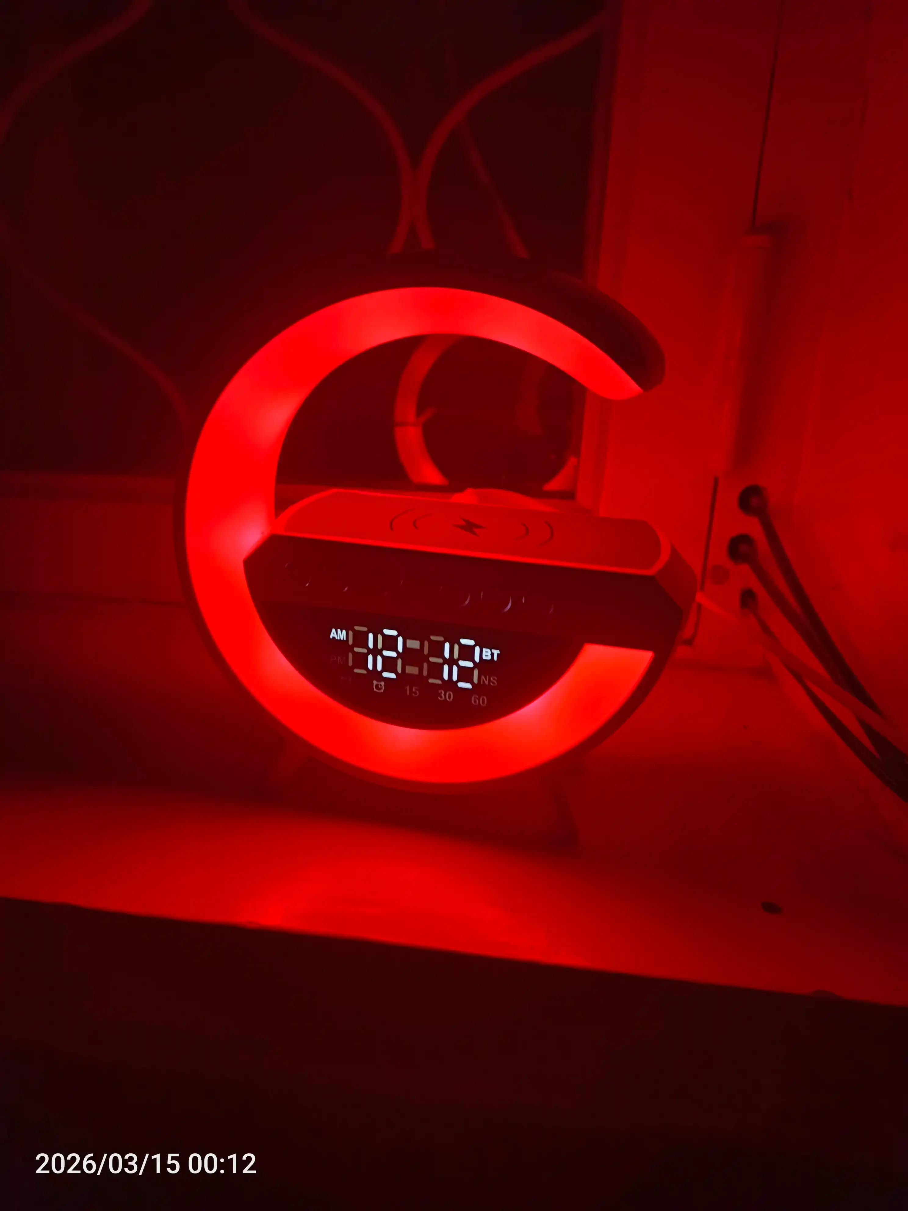 Karnay va simsiz zaryadlovchiga ega, aqlli RGB chiroq