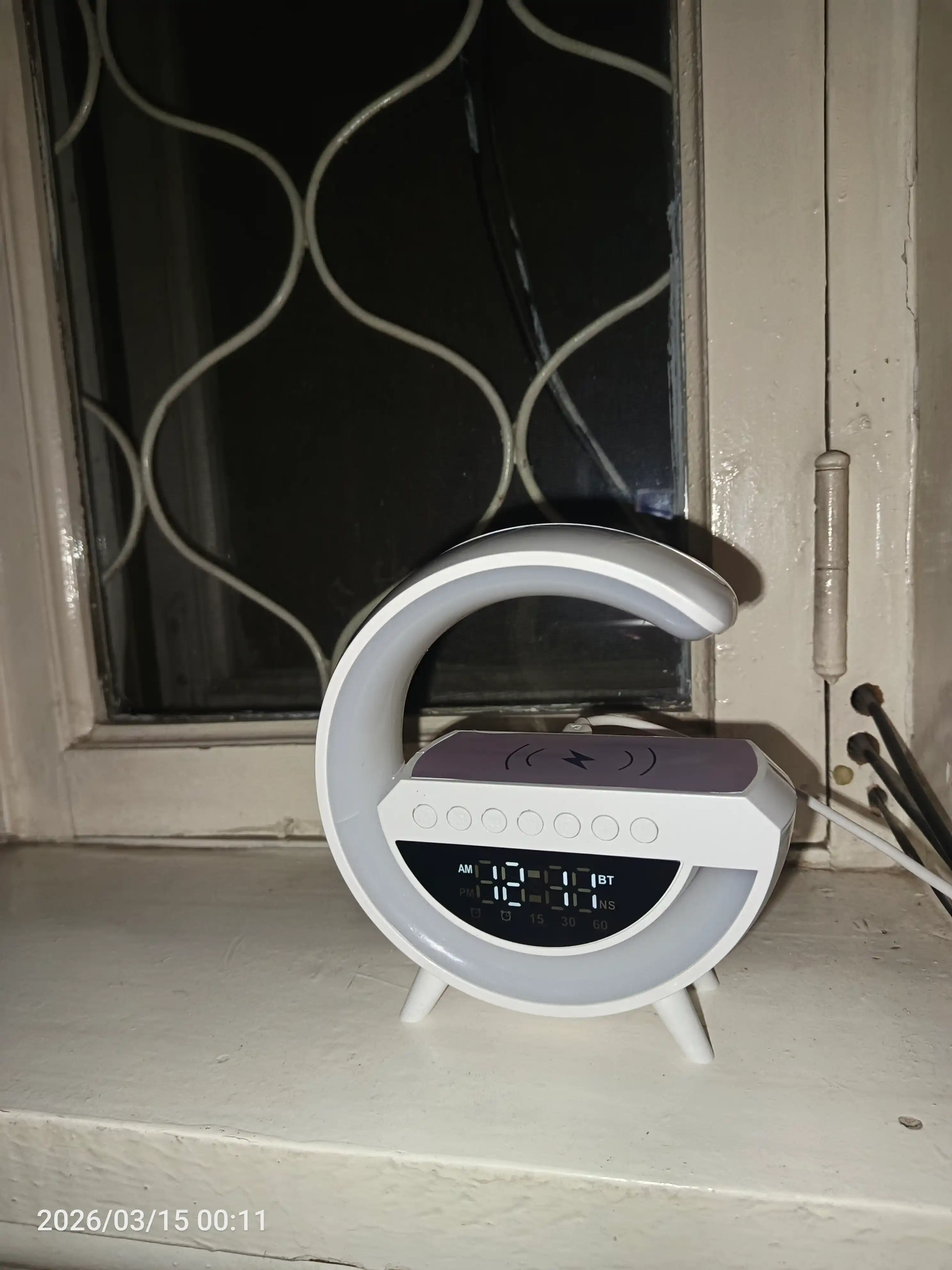 Karnay va simsiz zaryadlovchiga ega, aqlli RGB chiroq