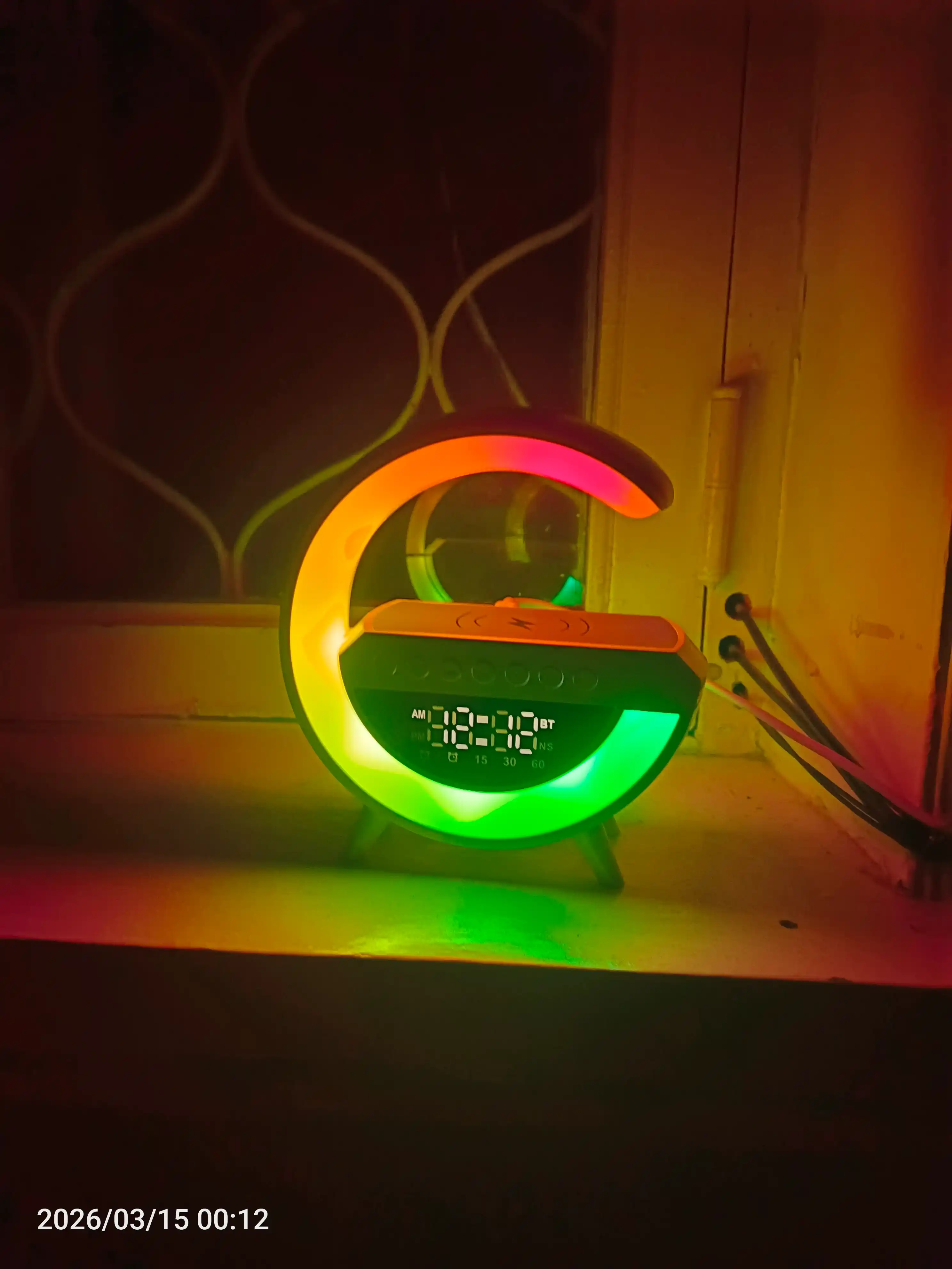 Karnay va simsiz zaryadlovchiga ega, aqlli RGB chiroq