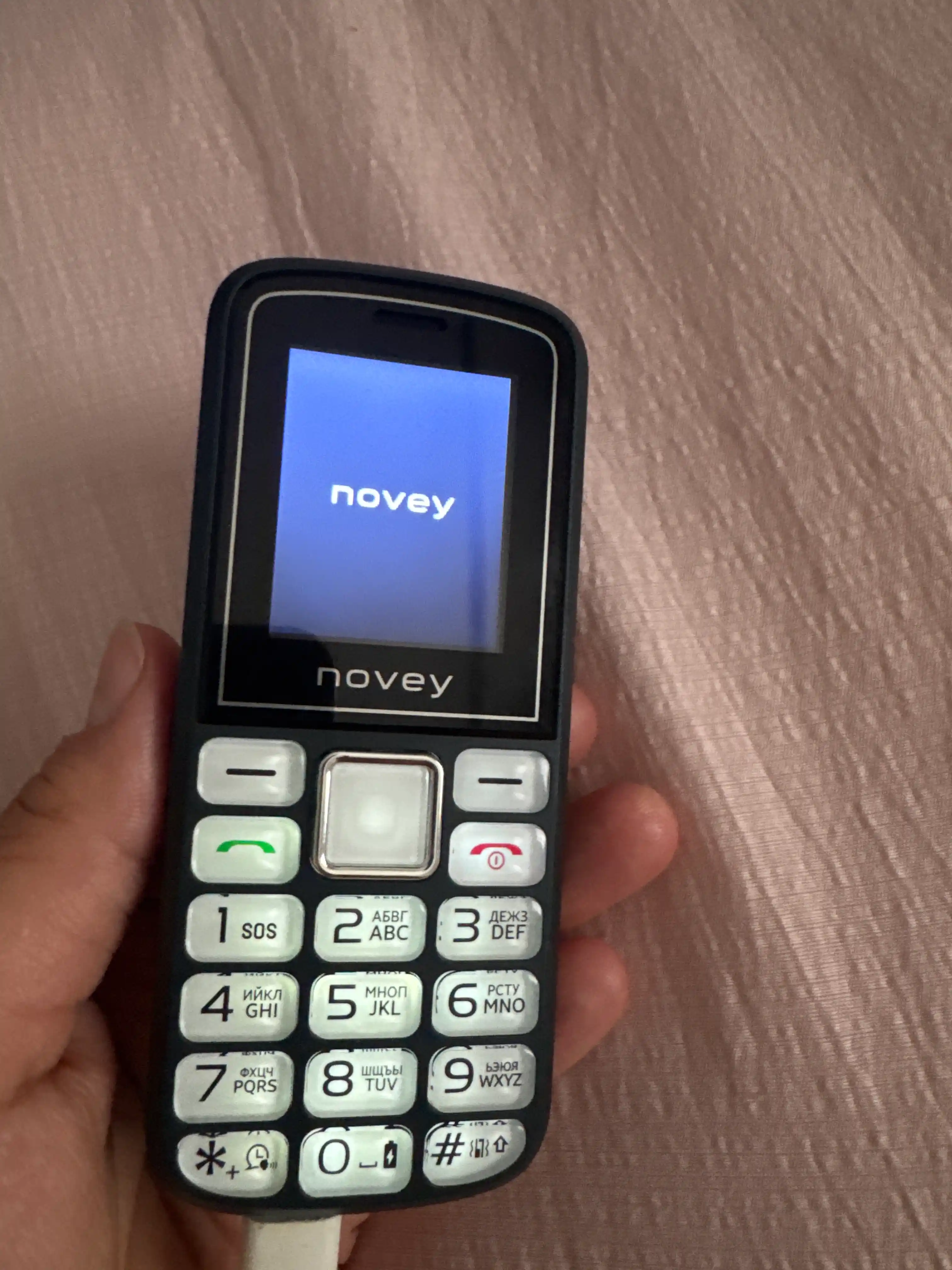 Novey 106 knopkali telefon, kamerasiz, 1 SIM, 4 rang