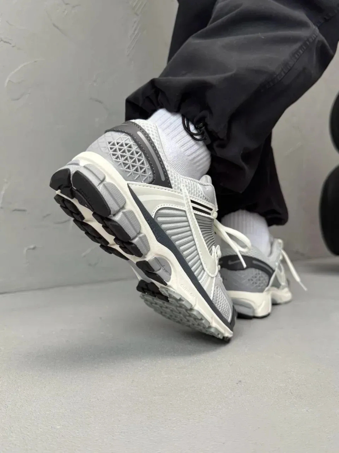 Nike Zoom Vomero 5 465600 so'mga 33% chegirma bilan. Uzum Market