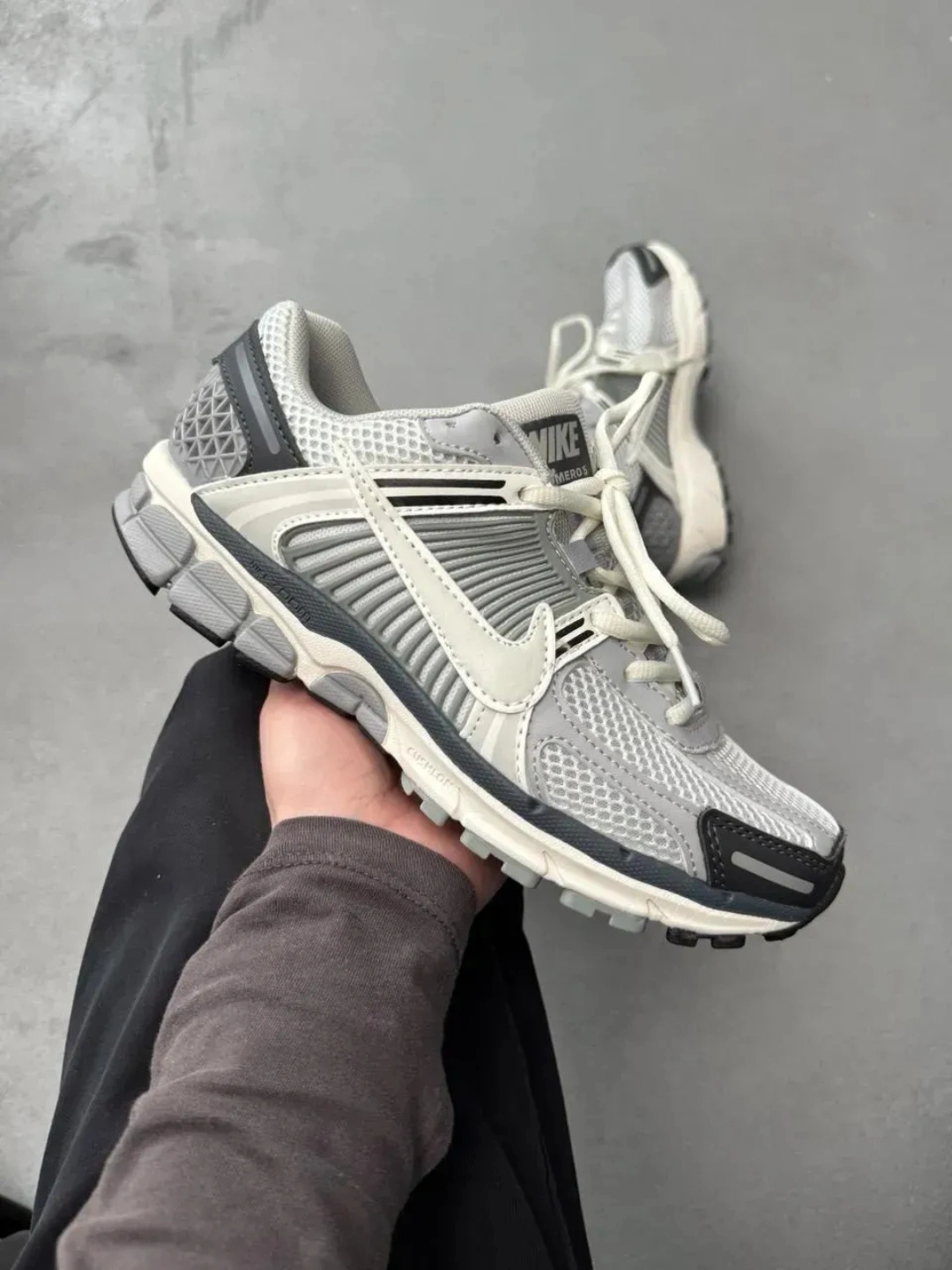 Nike Zoom Vomero 5 465600 so'mga 33% chegirma bilan. Uzum Market