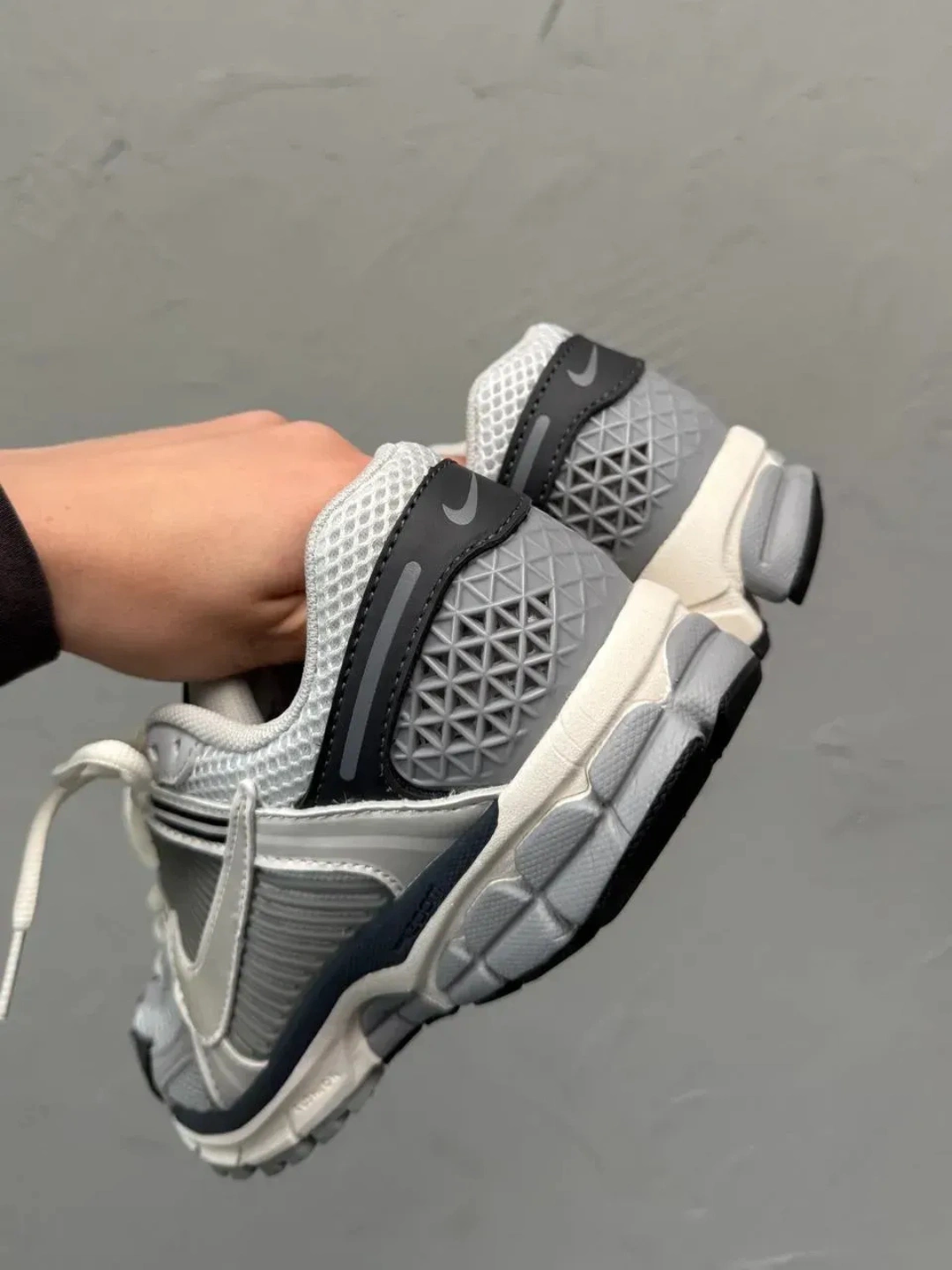 Nike Zoom Vomero 5 465600 so'mga 33% chegirma bilan. Uzum Market
