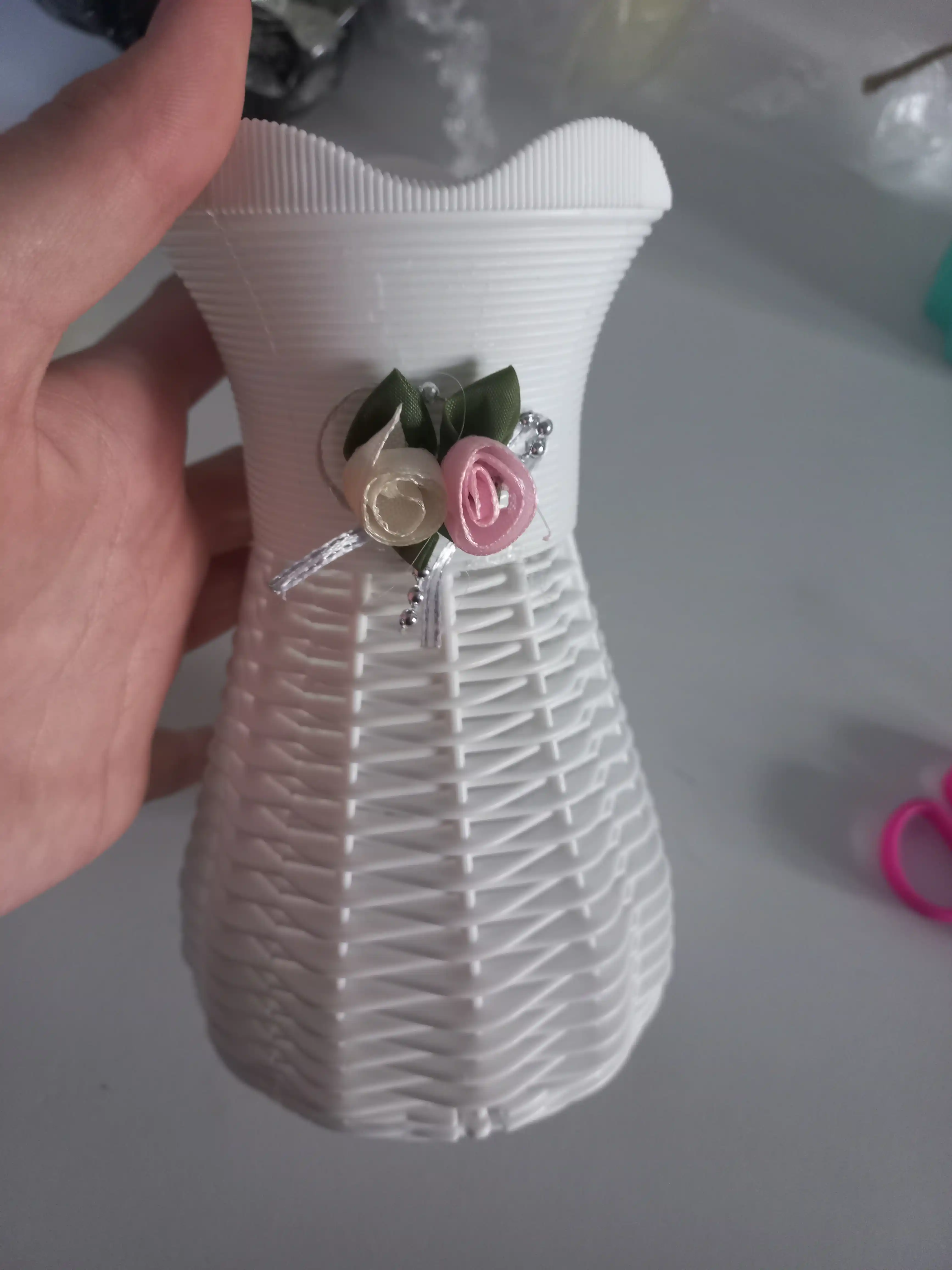 Tabiiy va sun’iy gullar uchun guldon vaza, plastik, kauchuk va plastmassa materiallardan