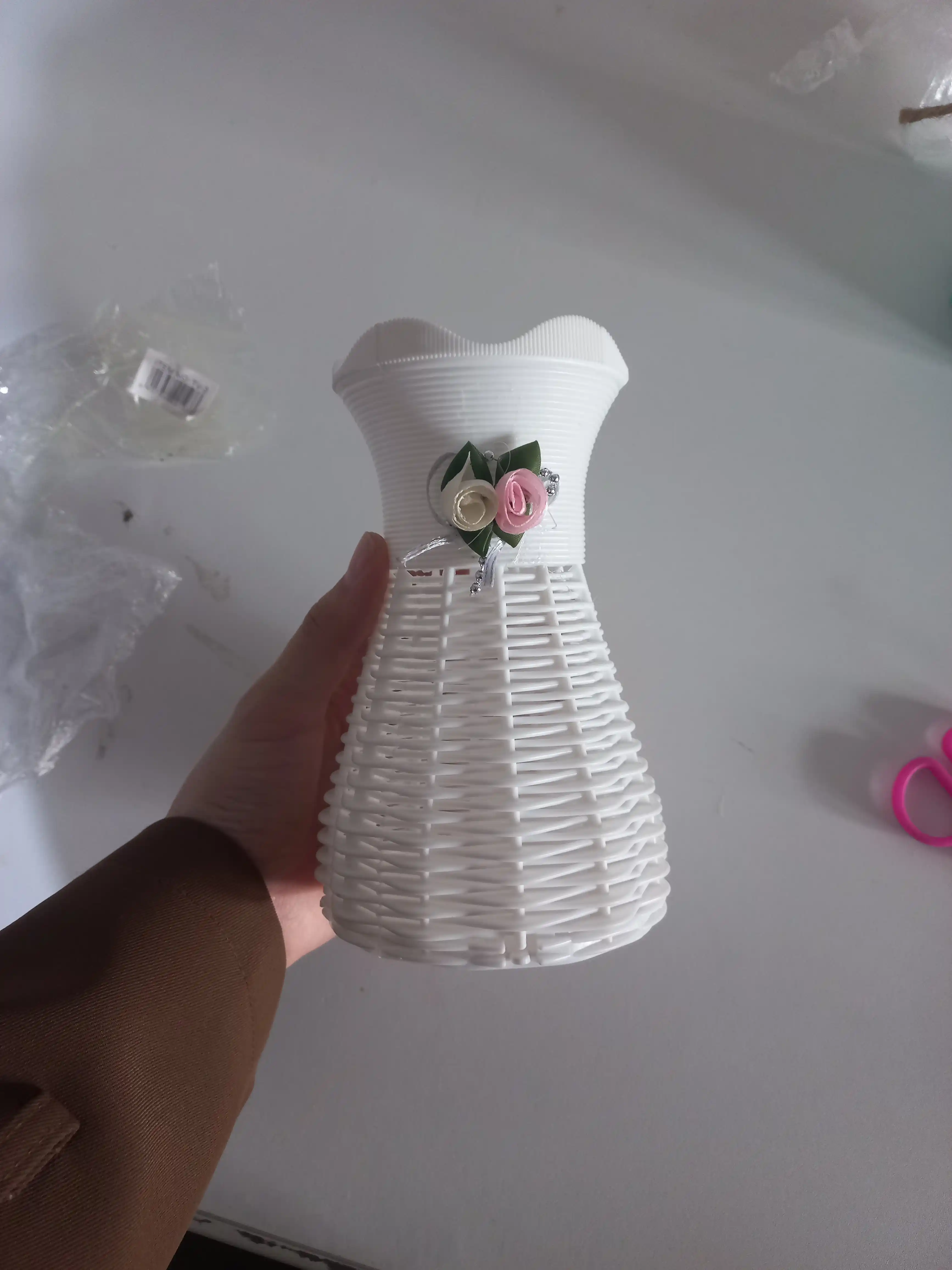 Tabiiy va sun’iy gullar uchun guldon vaza, plastik, kauchuk va plastmassa materiallardan