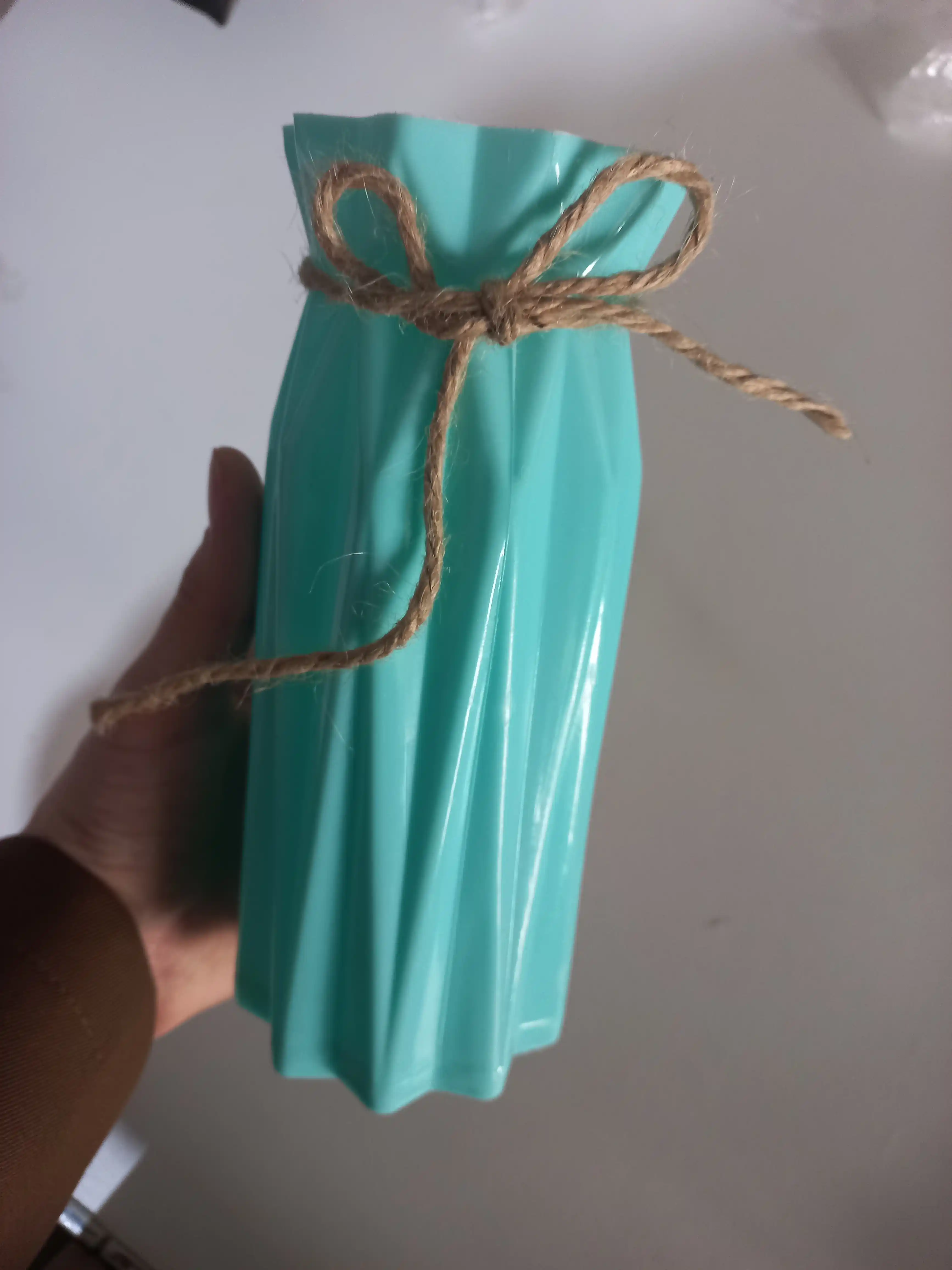 Tabiiy va sun’iy gullar uchun guldon vaza, plastik, kauchuk va plastmassa materiallardan