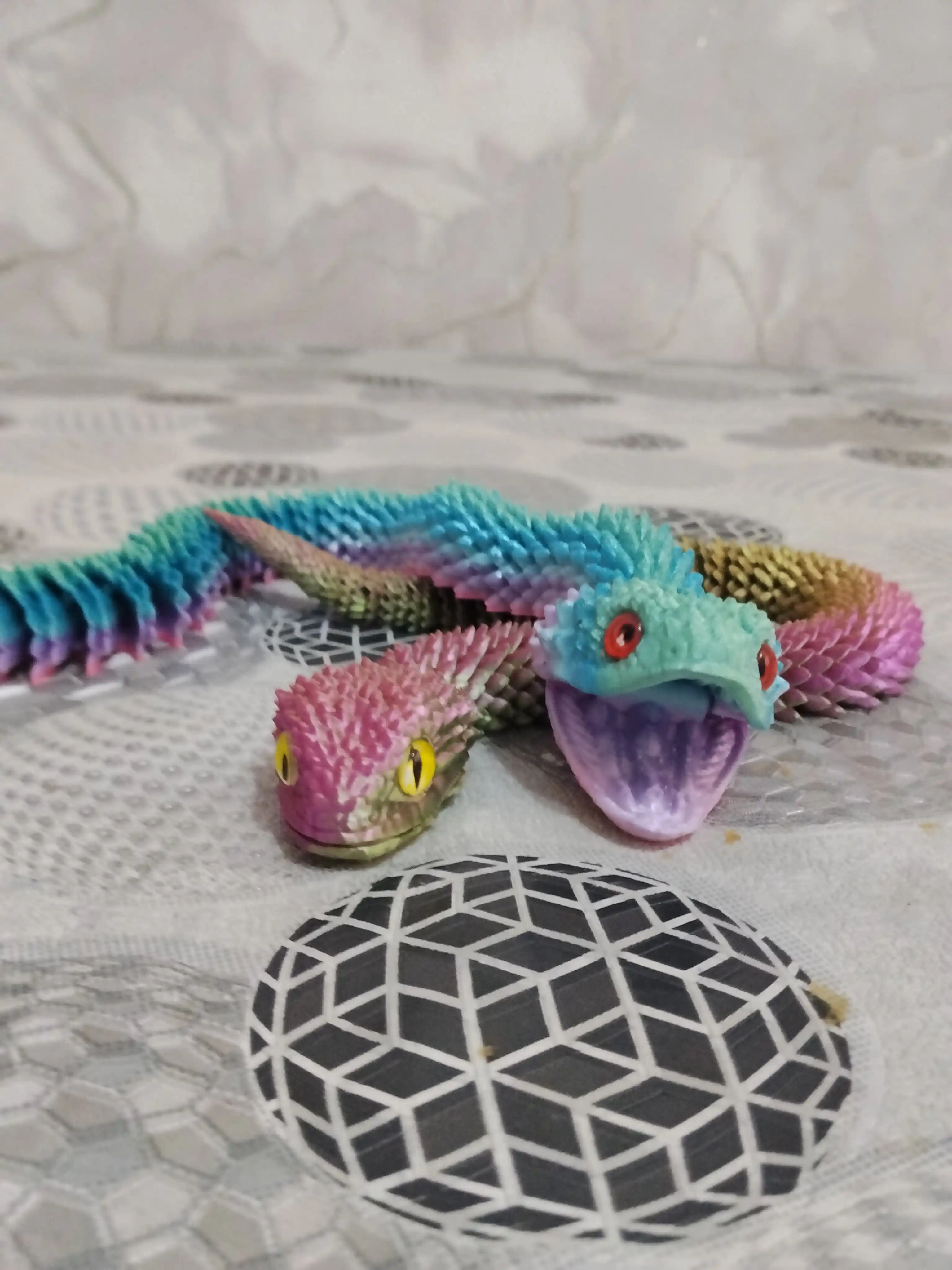 Bo‘g‘inli ilon 3D – harakatlanuvchi o‘yinchoq PLA plastikdan, antistress fidget