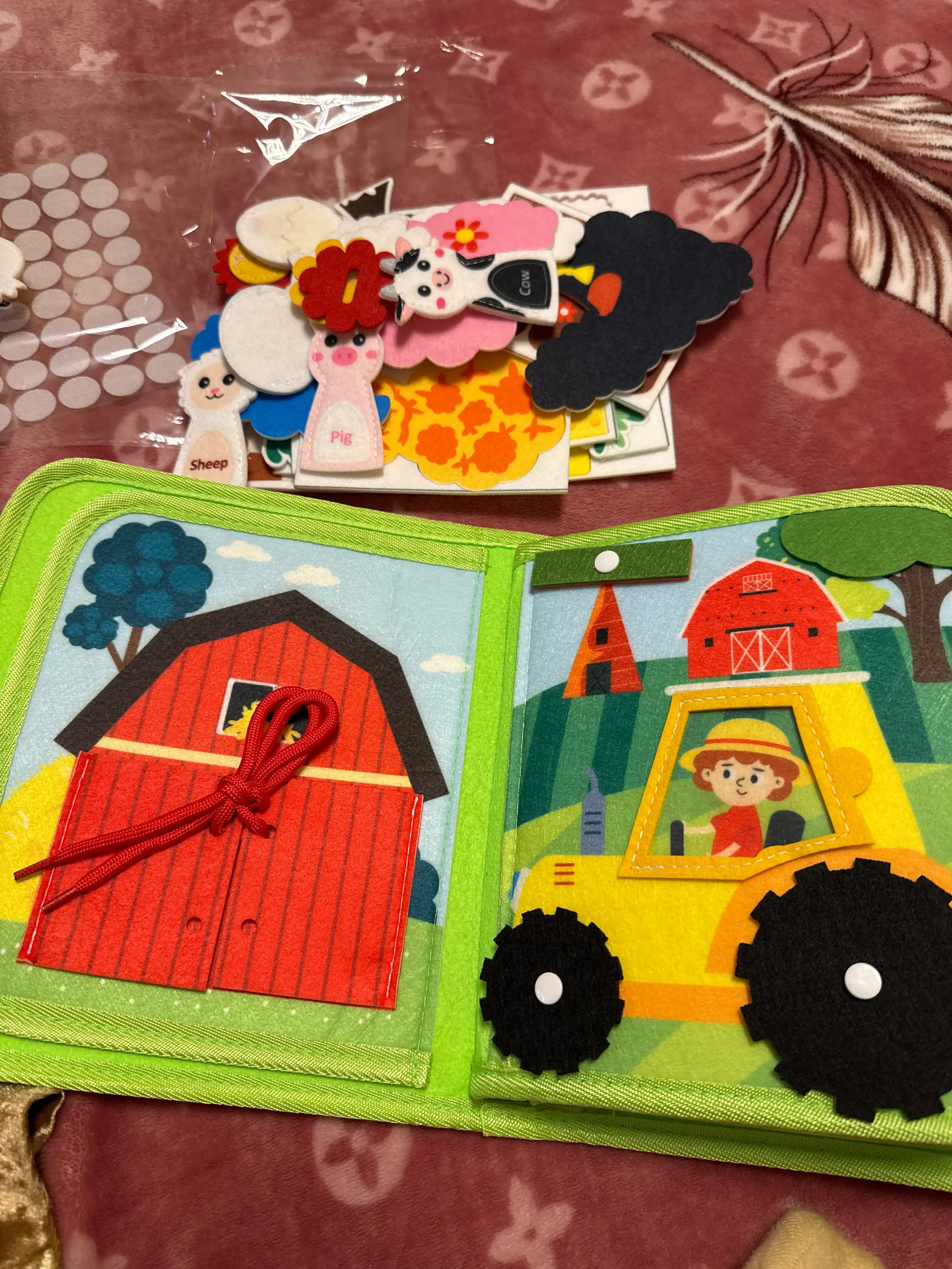 1 yoshdan boshlab bolalarga mo`ljallangan, fetrdan tayyorlangan bizibord kitobi