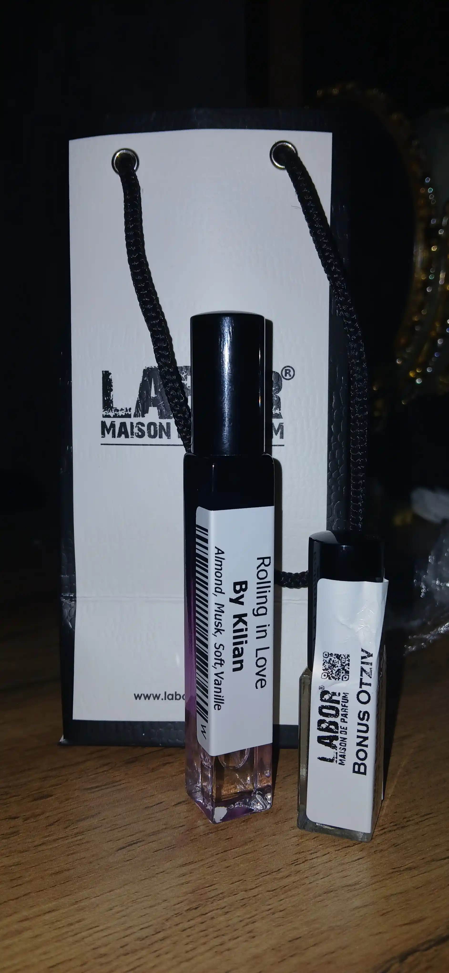 LABOR Parfum Rolling in Love By Kilian, Erkak va ayollar parfyumi flakonlarda