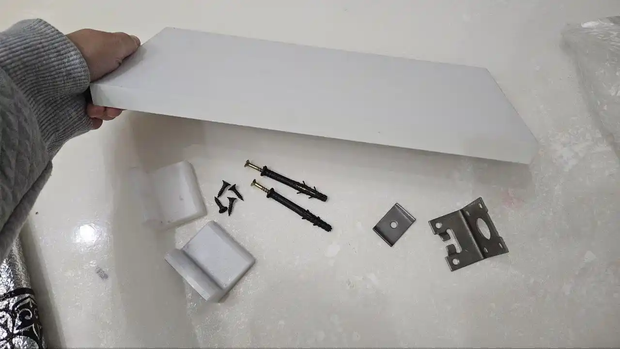 Aqlli kolonkalar va router uchun devoriy javon, texnika uchun modem-ixcham javon