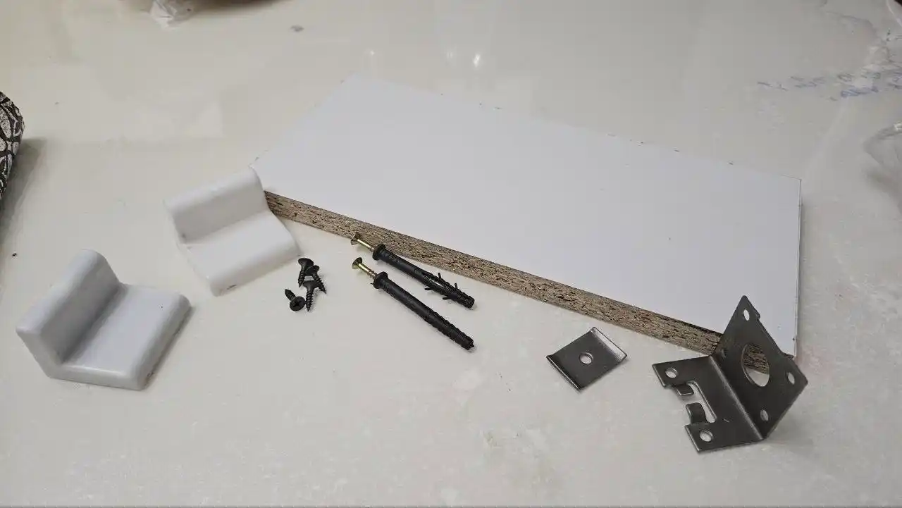 Aqlli kolonkalar va router uchun devoriy javon, texnika uchun modem-ixcham javon