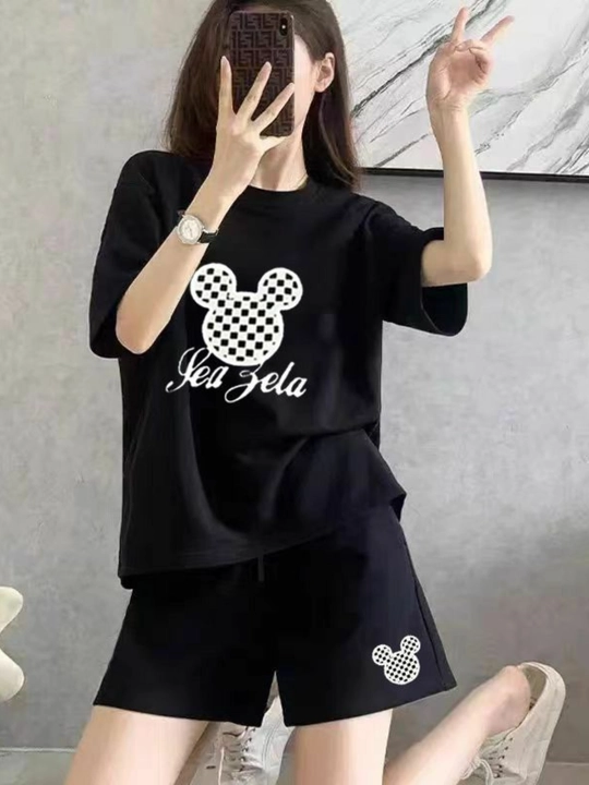 Современный комплект из  фудболки шорт для женщин и девушек, изготовленный из мягкой ткани