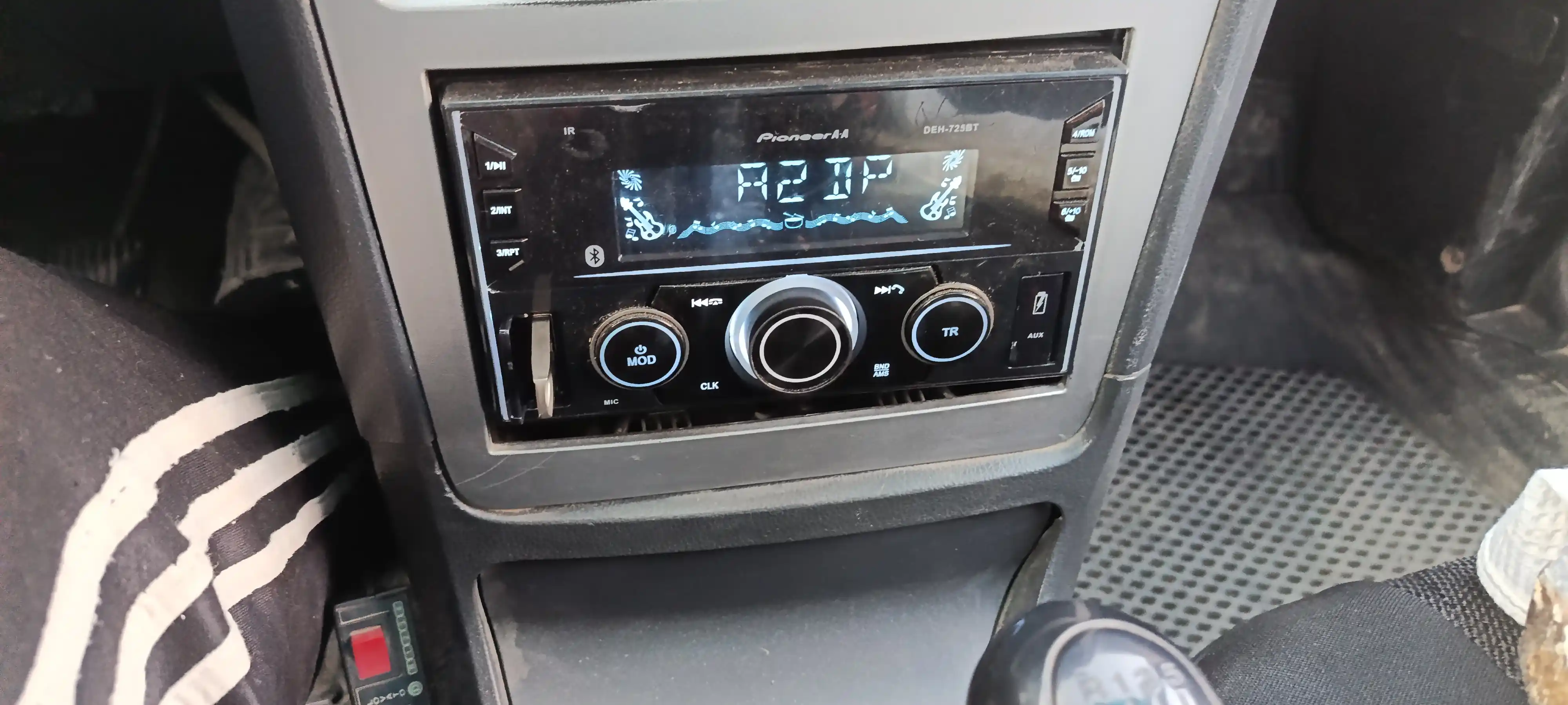 Автомагнитола Pioneer DEH-725BT с Bluetooth, USB и FM-радио